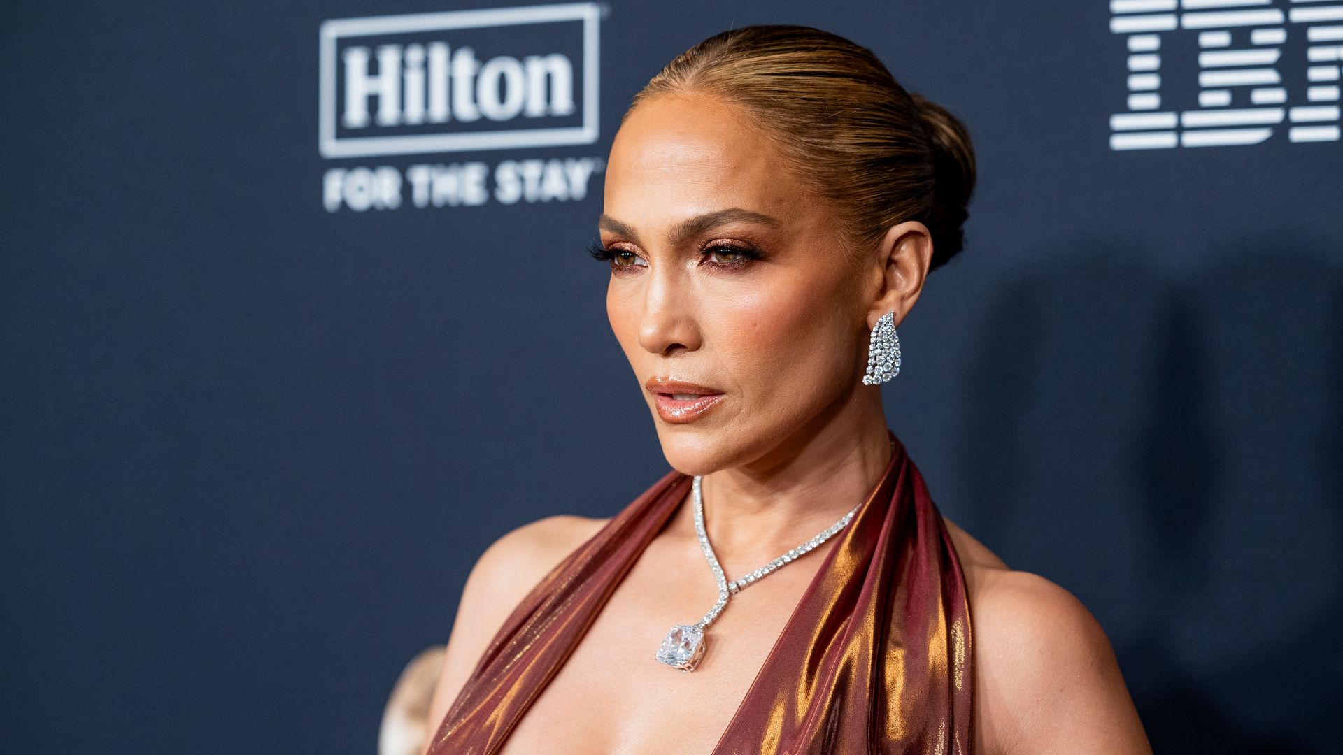 Al ritmo de Shakira, Jennifer Lopez presume su look más sensual en la fiesta preGrammy