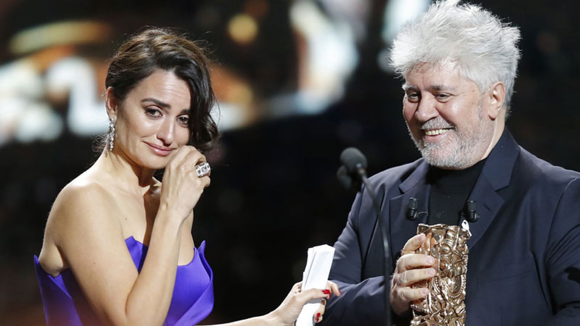 La emoción de Penélope Cruz al recibir en París el César de Honor