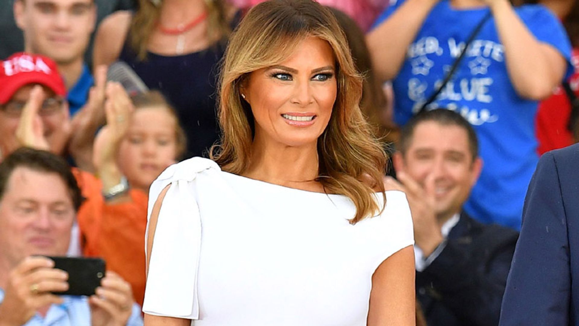 Melania Trump rompe su tradición de estilo con un vestido de rebajas