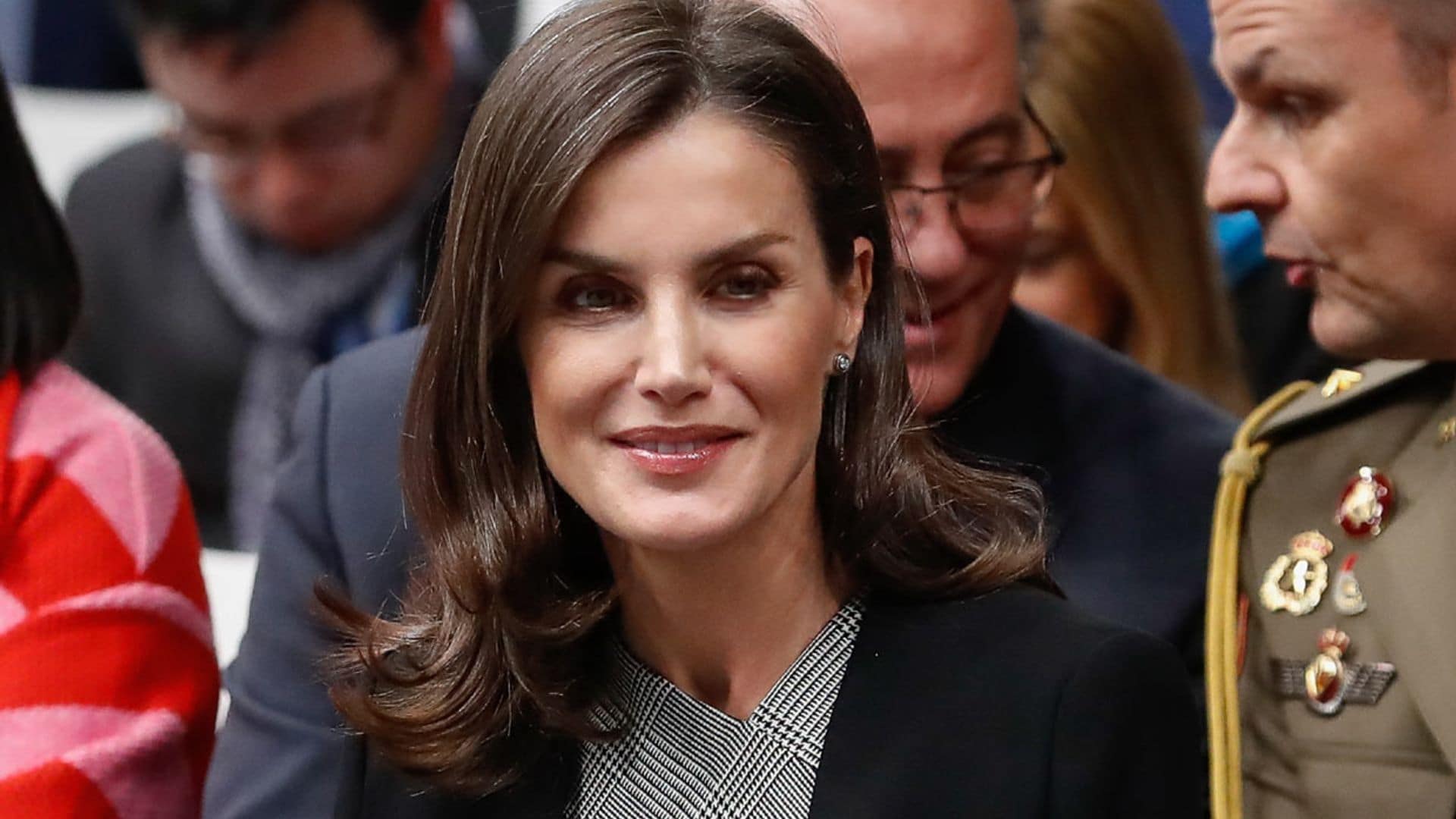 El mensaje que doña Letizia manda al reciclar por quinta vez su capa viral de Zara