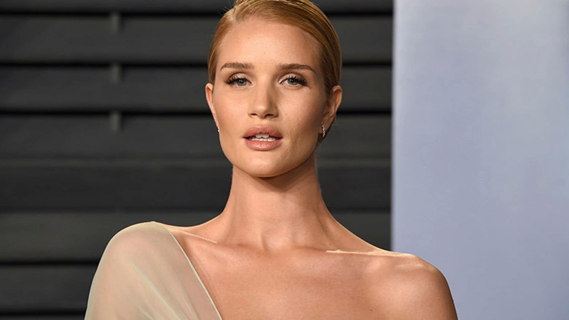 El maquillaje natural de Rosie Huntington escondía este truco: el gingseng