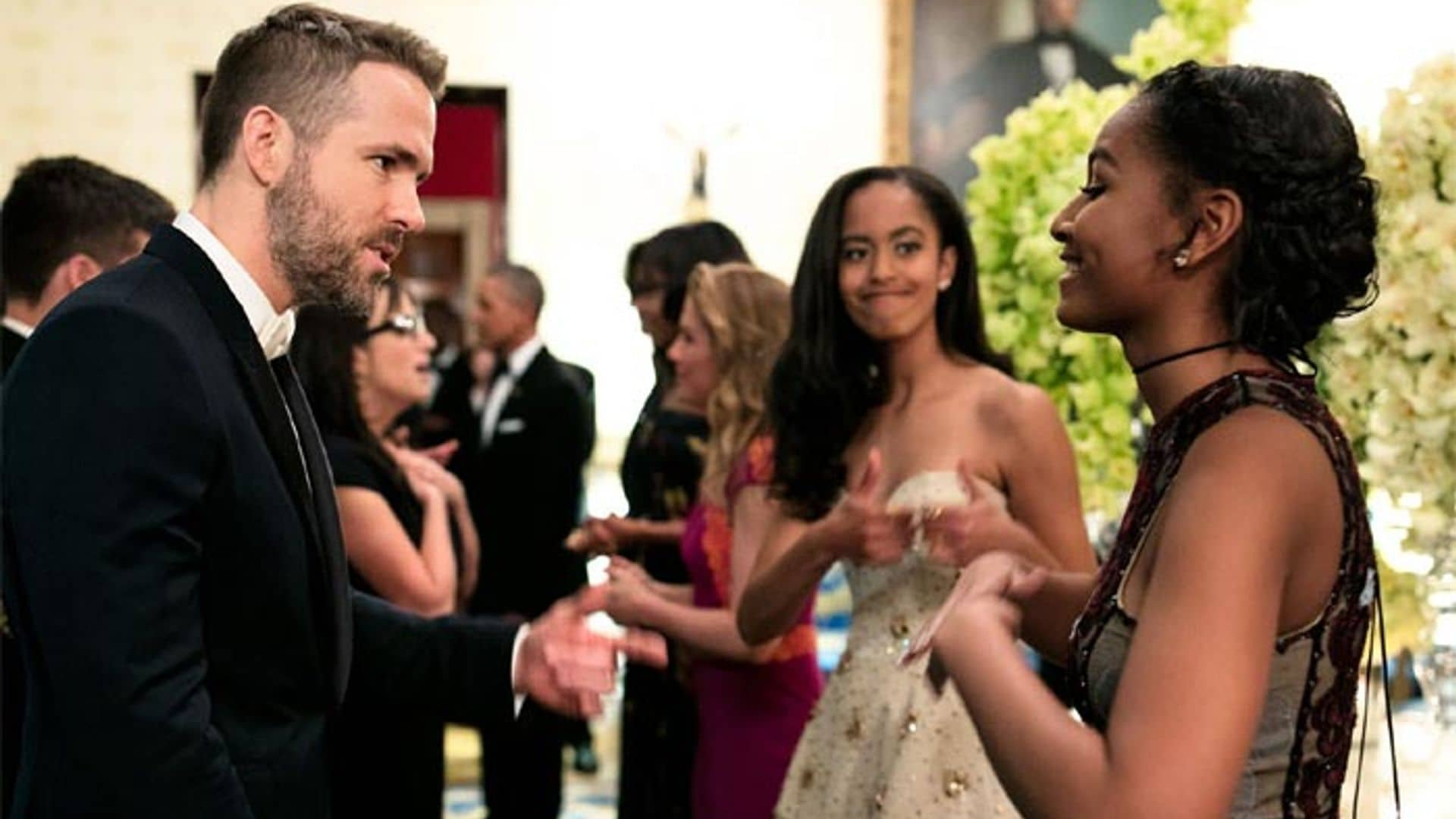 ¡Qué emoción! El divertido momento en que Malia y Sasha Obama conocen a Ryan Reynolds