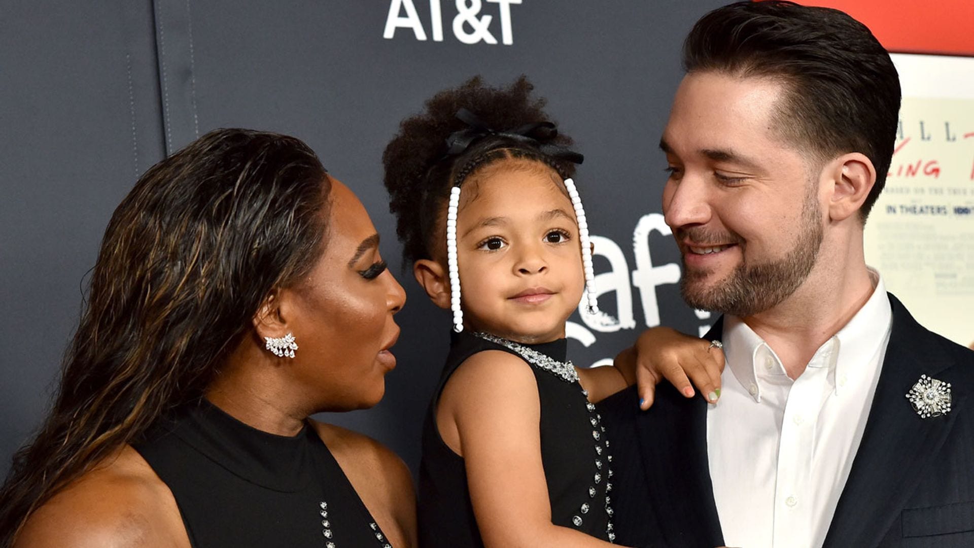 ¡Con el mismo look y posando como mamá! El divertido debut de la hija de Serena Williams en la alfombra roja a sus 4 años