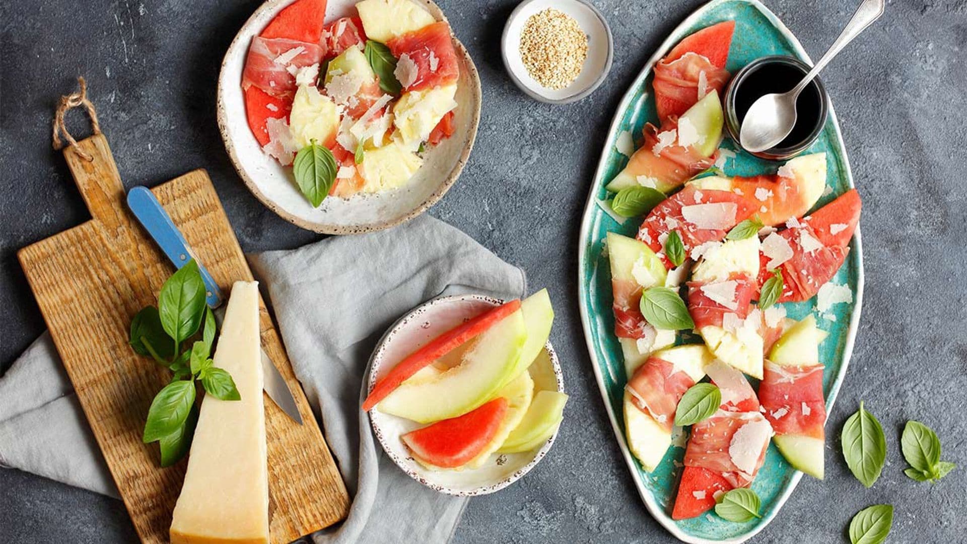 Ensalada de fruta de verano con parmesano y jamón de Parma