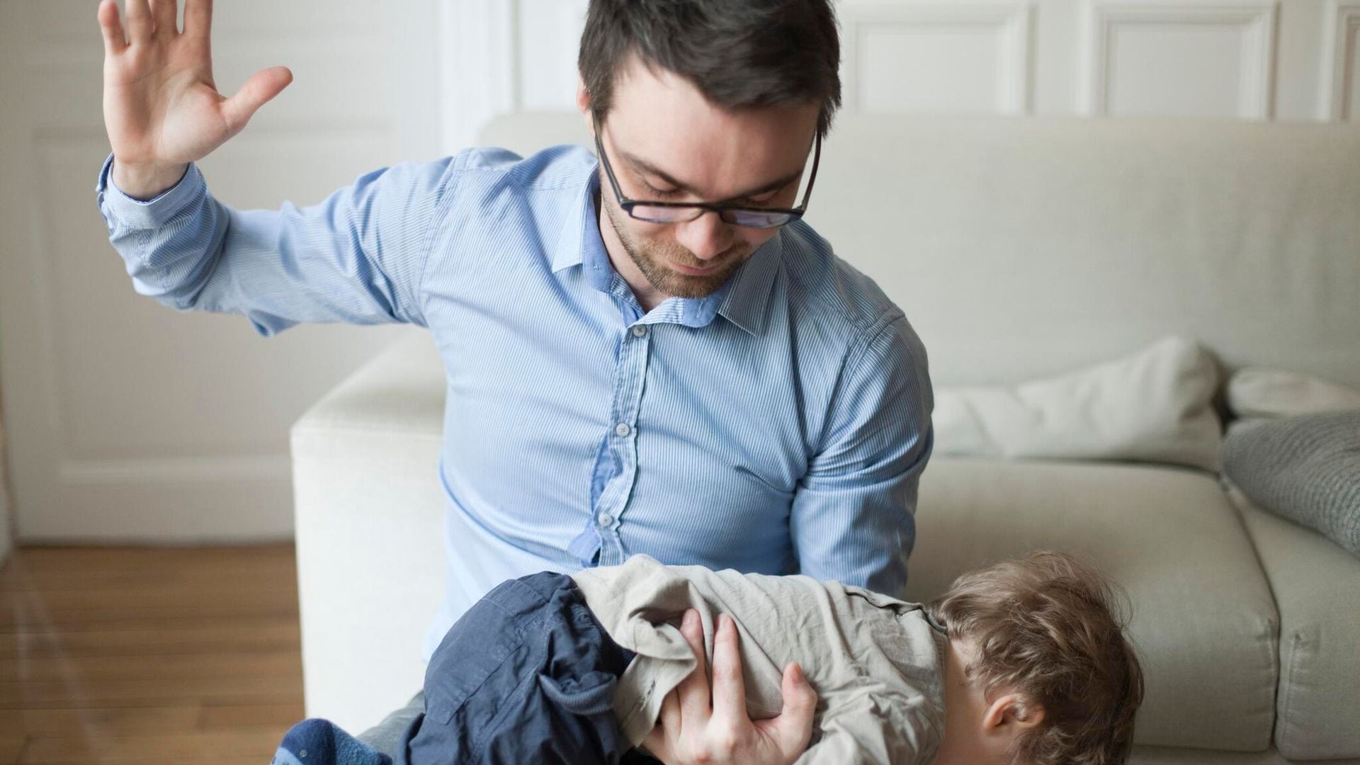 padre a punto de dar un cachete