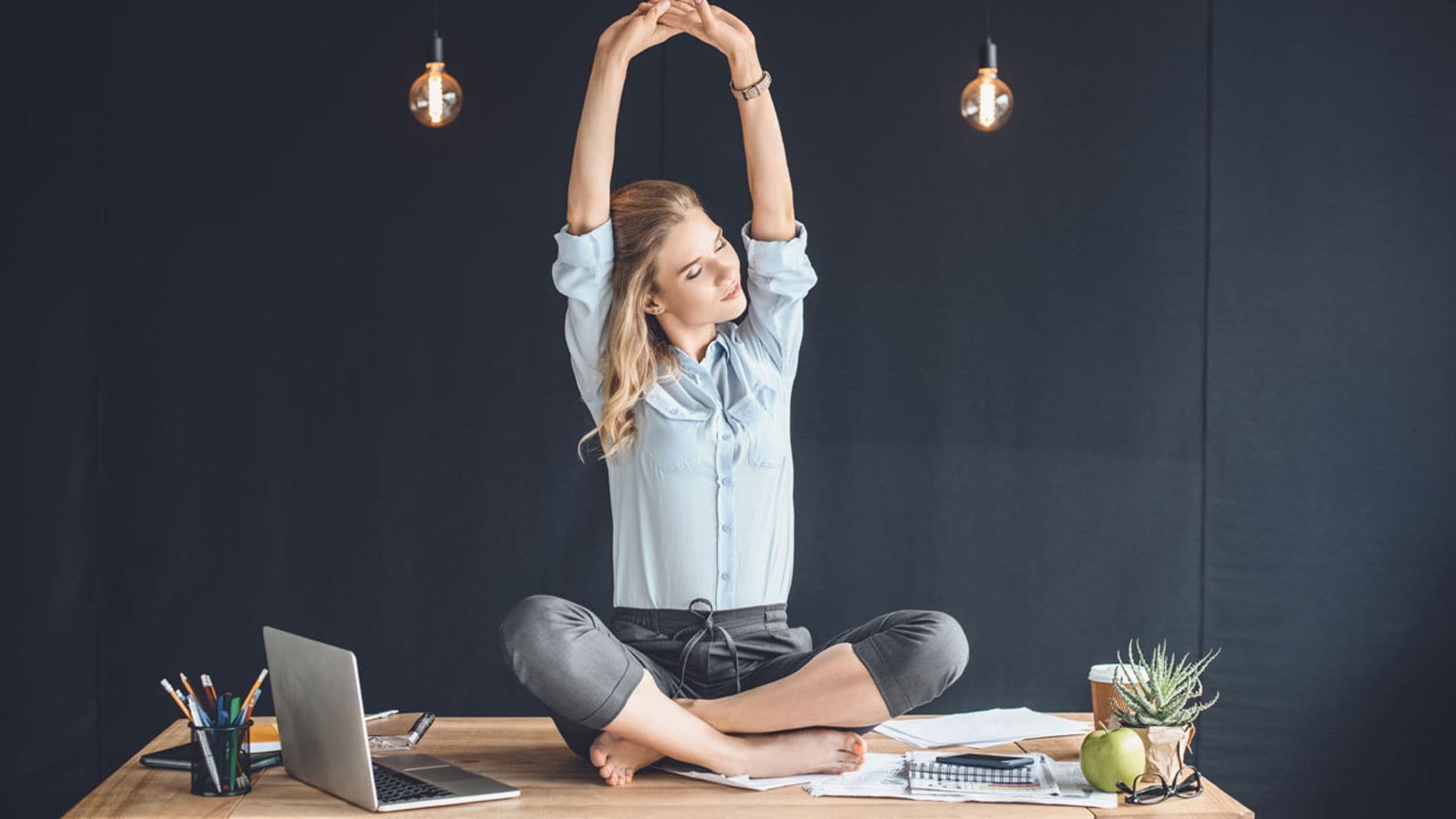 7 asanas de yoga que te ayudan a mejorar tu postura si teletrabajas