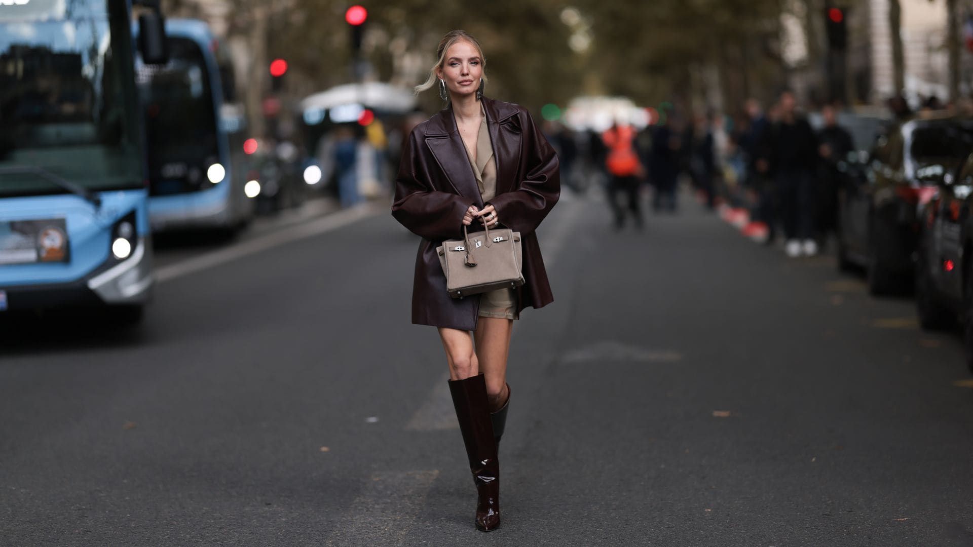 Con vaqueros, falda 'midi' o vestido 'boho': cómo combina nuestra estilista las botas altas este invierno