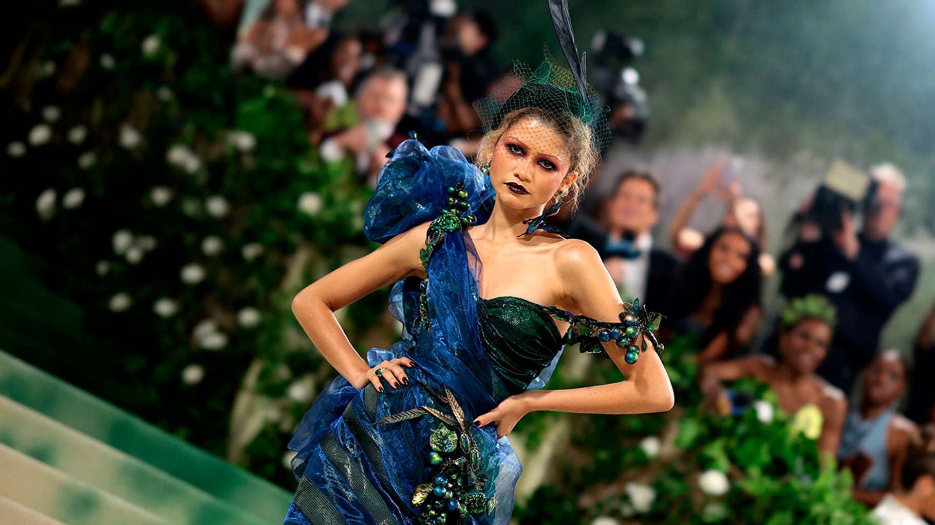 Zendaya impacta con un impresionante vestido sirena y tocado de plumas en la MET Gala