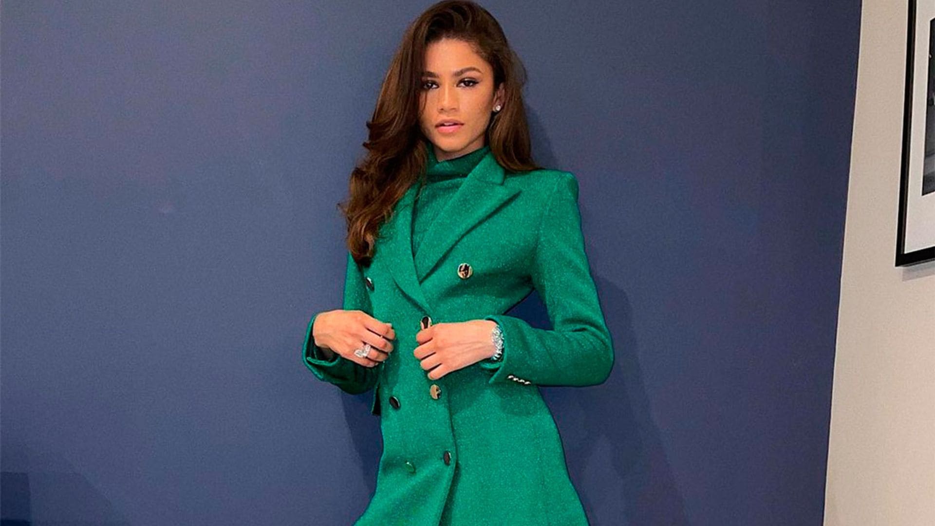 Zendaya estrena la chaqueta española que hace 'piernas infinitas' y conecta con la Reina