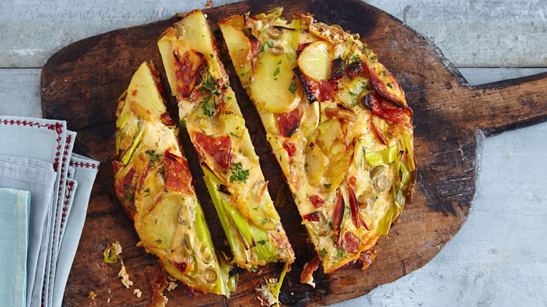 Tortilla de chorizo, puerro, tomate seco y aceitunas