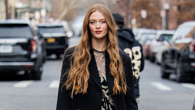 Larsen Thompson con vestido con transparencias y abrigo negro en Nueva York