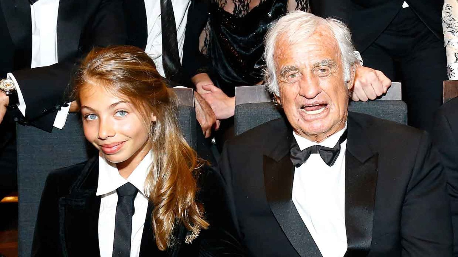 Stella, la hija pequeña de Jean-Paul Belmondo, en el baile de debutantes de París junto a las hijas de Julio Iglesias