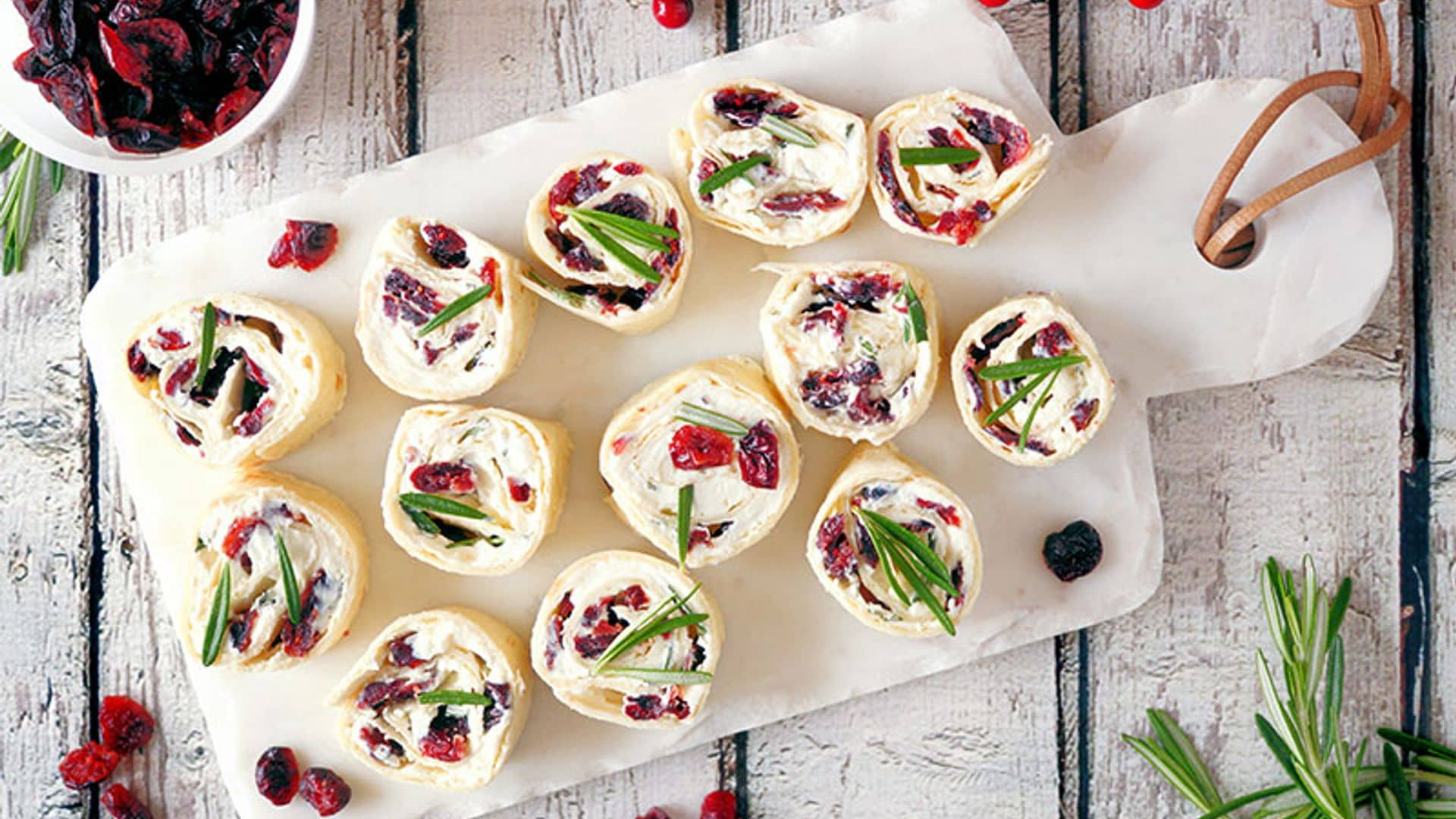 'Rolls' navideños de queso crema con arándanos y romero