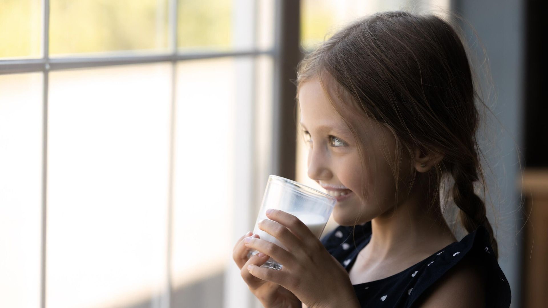 ni a bebiendo vaso de leche