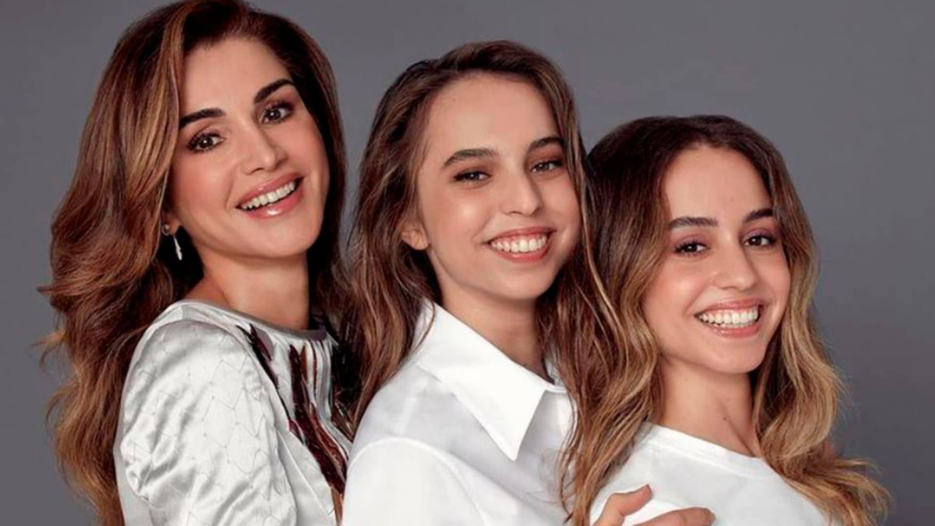 Rania de Jordania comparte un emotivo vídeo con imágenes inéditas para felicitar a sus hijas Imán y Salma