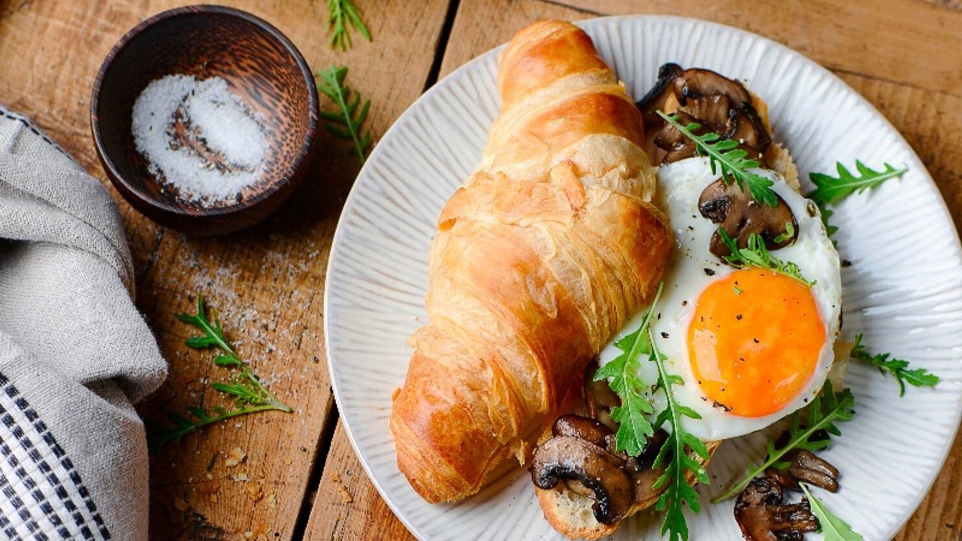 'Croissant' relleno de huevo y champiñones