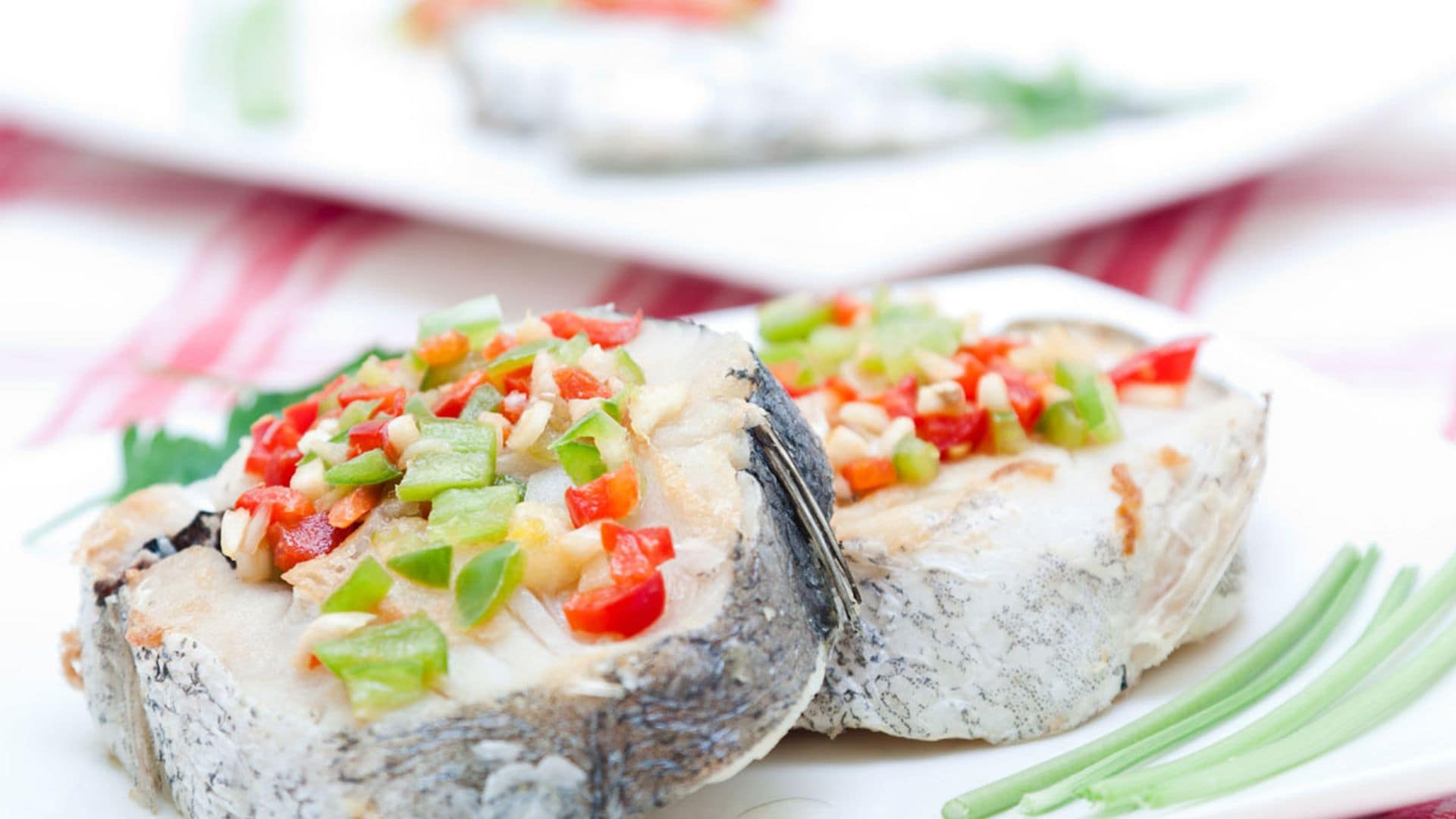 Merluza al vapor con picadillo de verduras