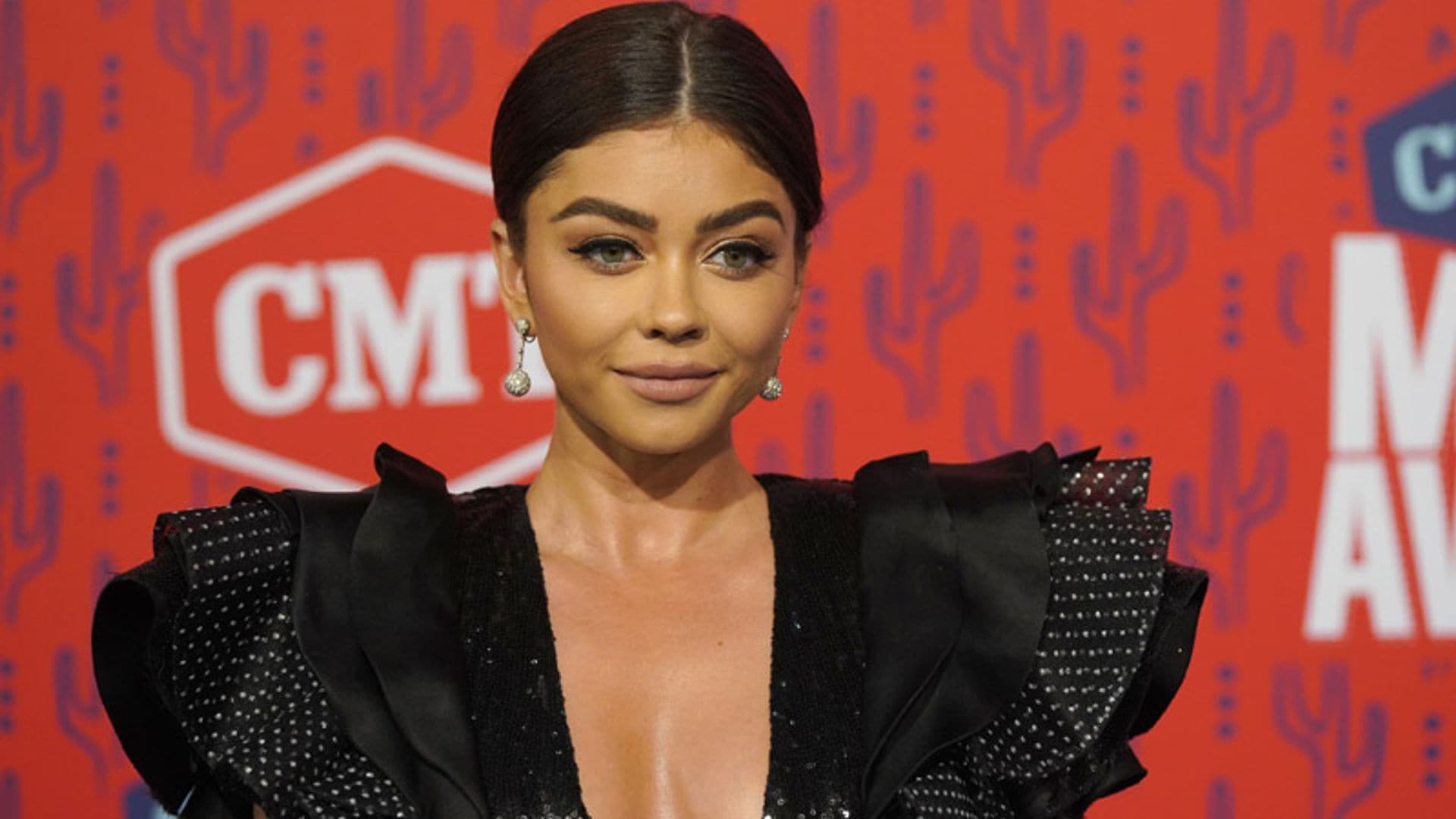 Sarah Hyland practica un ejercicio de glúteos más efectivo que las sentadillas