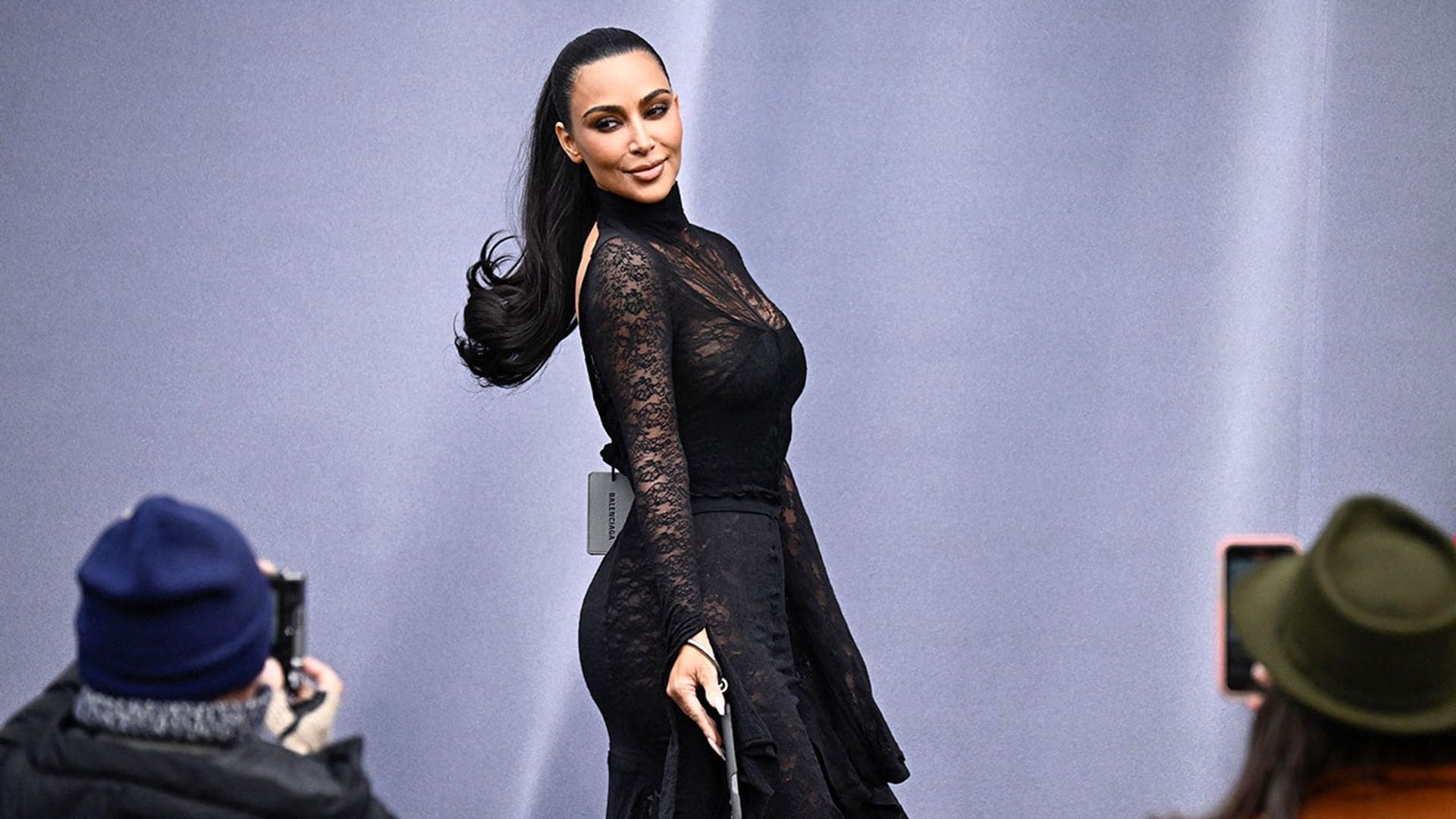 ¿Desliz o estrategia de marketing? Kim Kardashian posa con la etiqueta de su vestido aún colgada