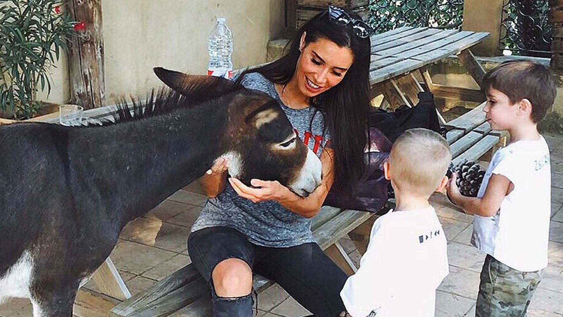 Las bonitas imágenes de Pilar Rubio y sus hijos con animales en plena naturaleza