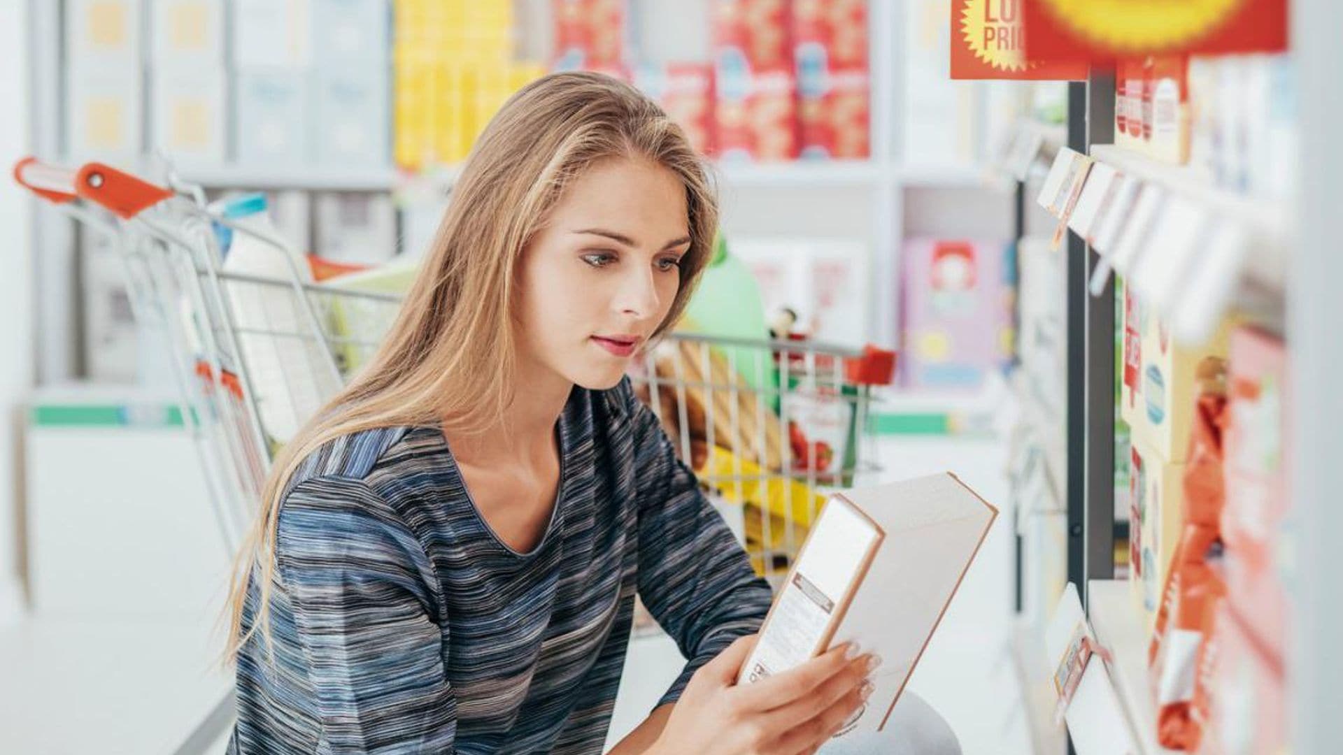 mujer lee etiqueta de empaque en un supermercado