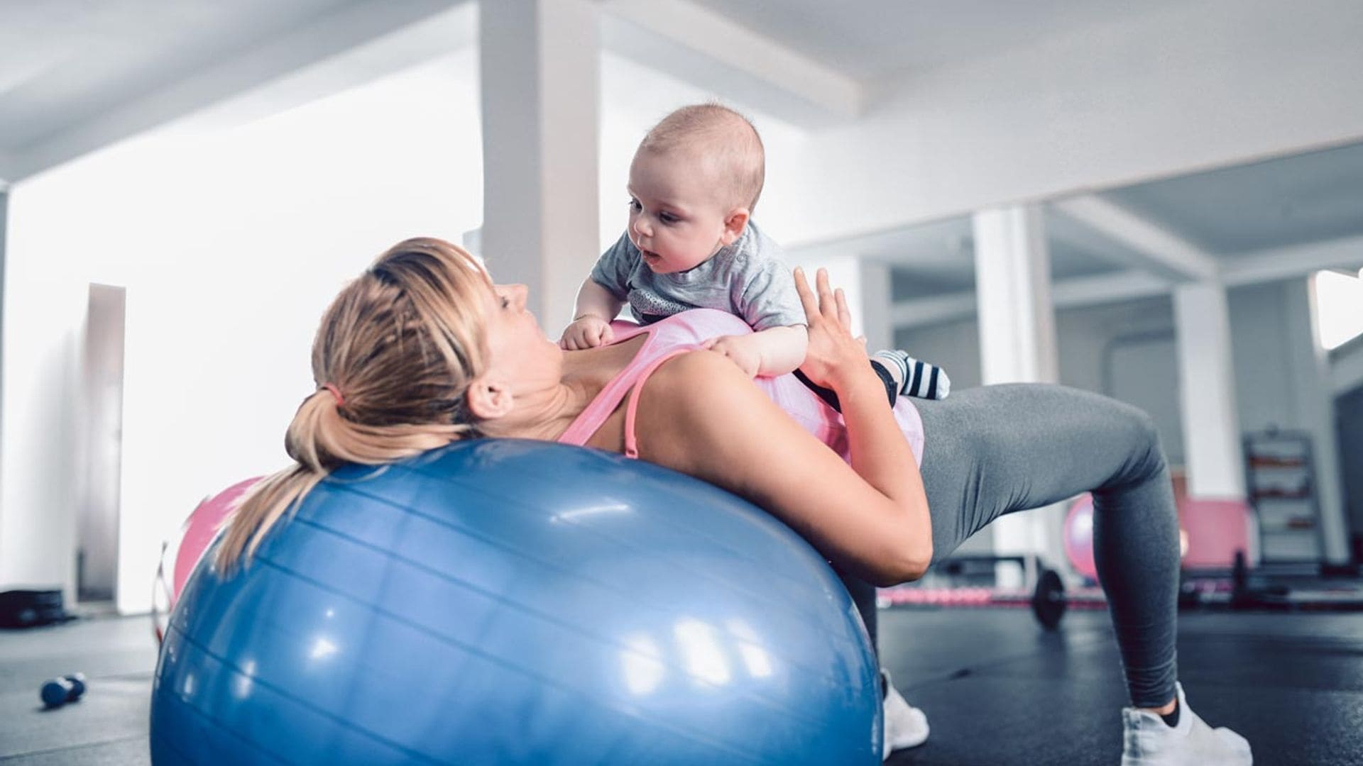 Cómo hacer ejercicio con tu bebé, según la entrenadora personal de Pilar Rubio