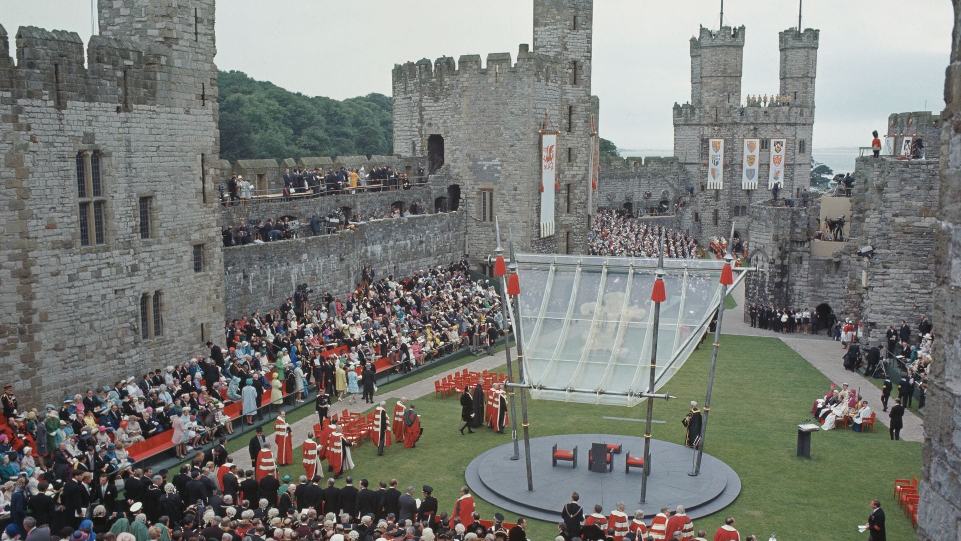 El Castillo gales de Caernarfon se transformó en un plató de televisión para conseguir una audiencia millonaria de la investidura del príncipe de Gales en 1969