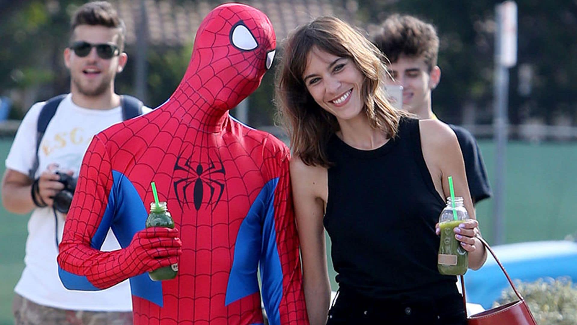 Alexa Chung protagoniza un ‘romántico paseo’ con Spiderman