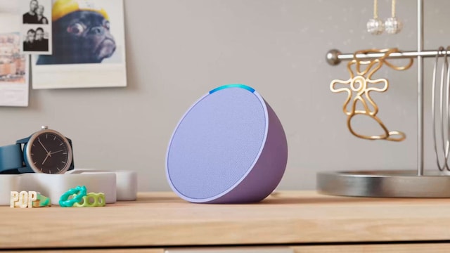 Un altavoz Echo Pop morado en un dormitorio