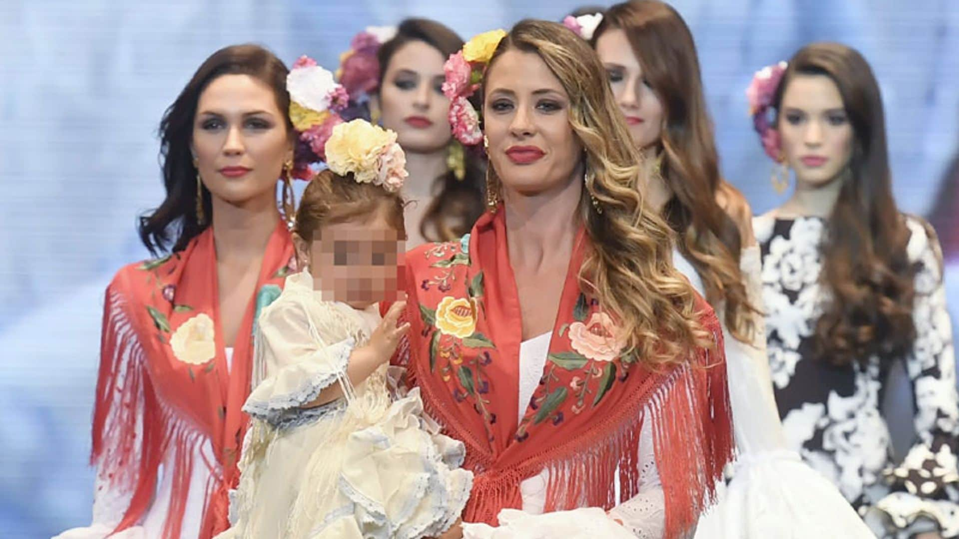 La hija de Elisabeth Reyes, improvisada modelo en la pasarela Simof