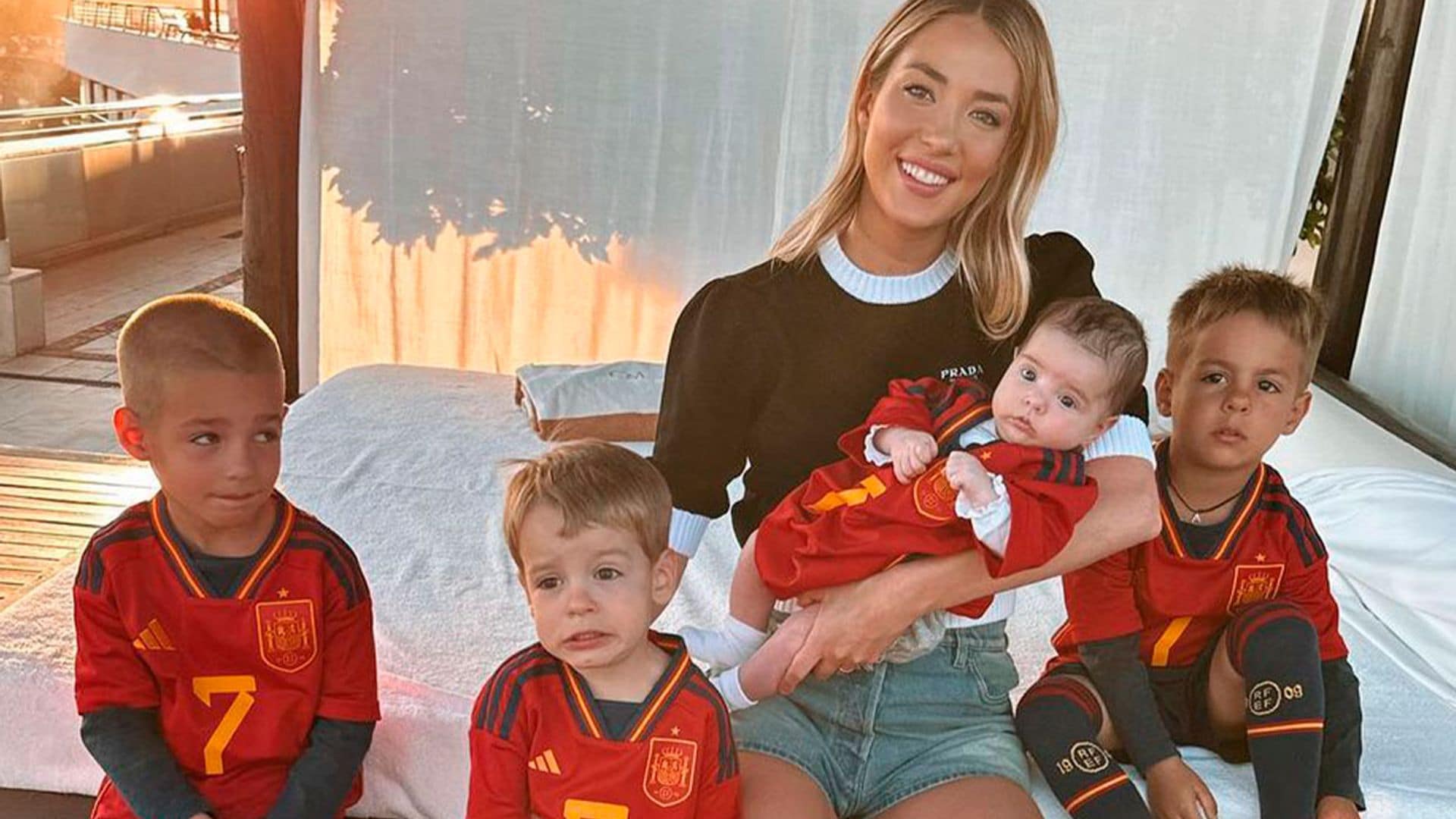 El posado más simpático de Alice Campello con sus cuatro hijos animando a 'La Roja' y a papá Morata