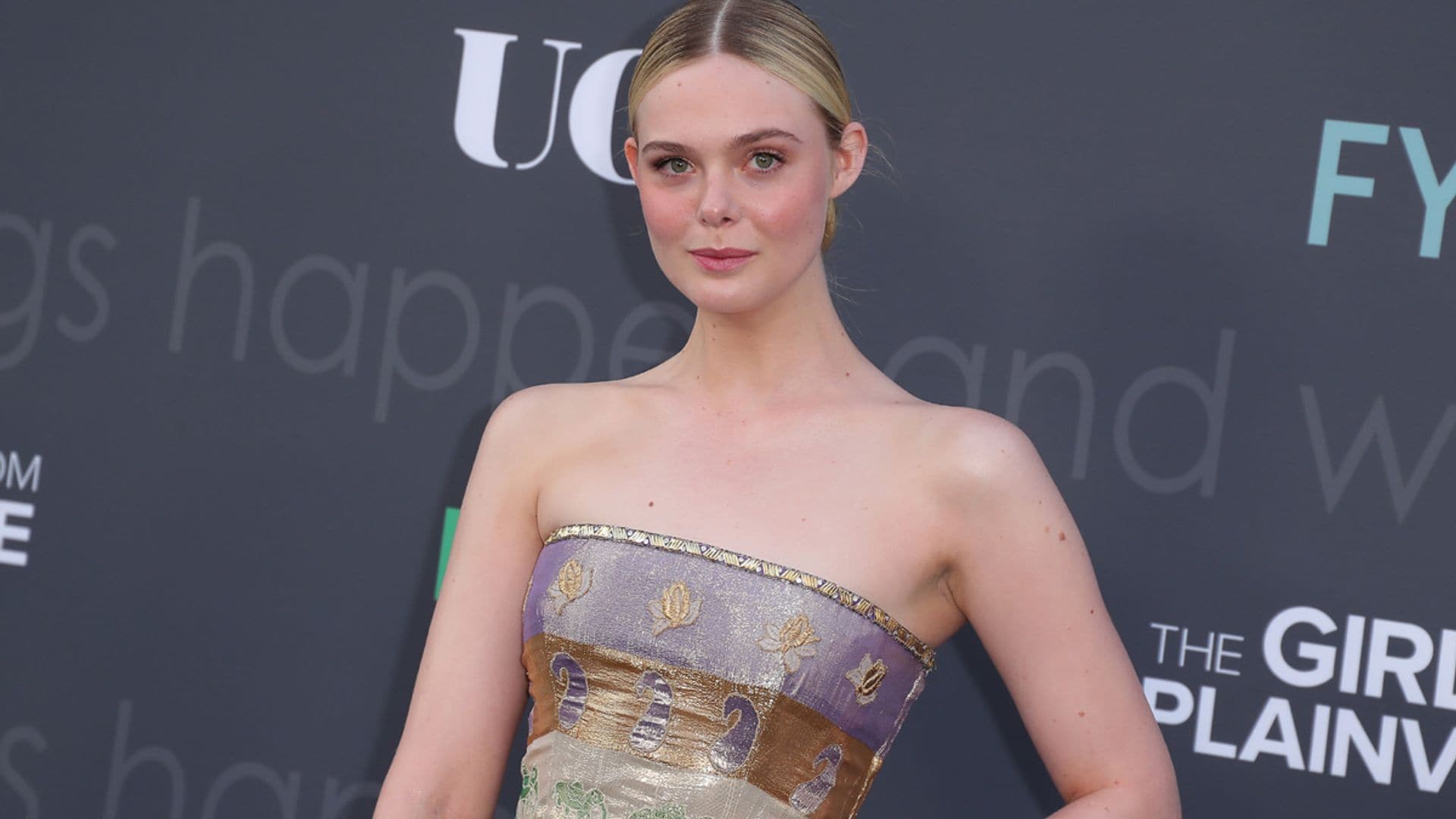 Elle Fanning sigue los pasos de Zendaya y nos enamora con un espectacular traje multicolor 'vintage'