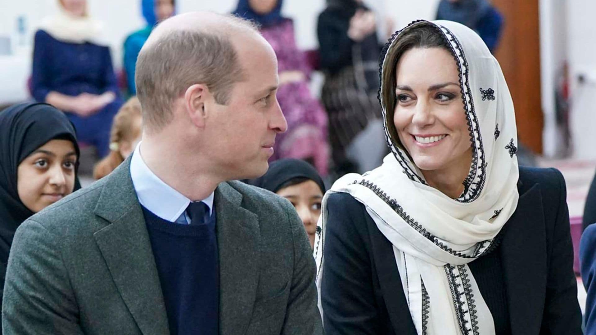 La princesa de Gales visita un centro musulmán con el velo que lució en Pakistán hace tres años