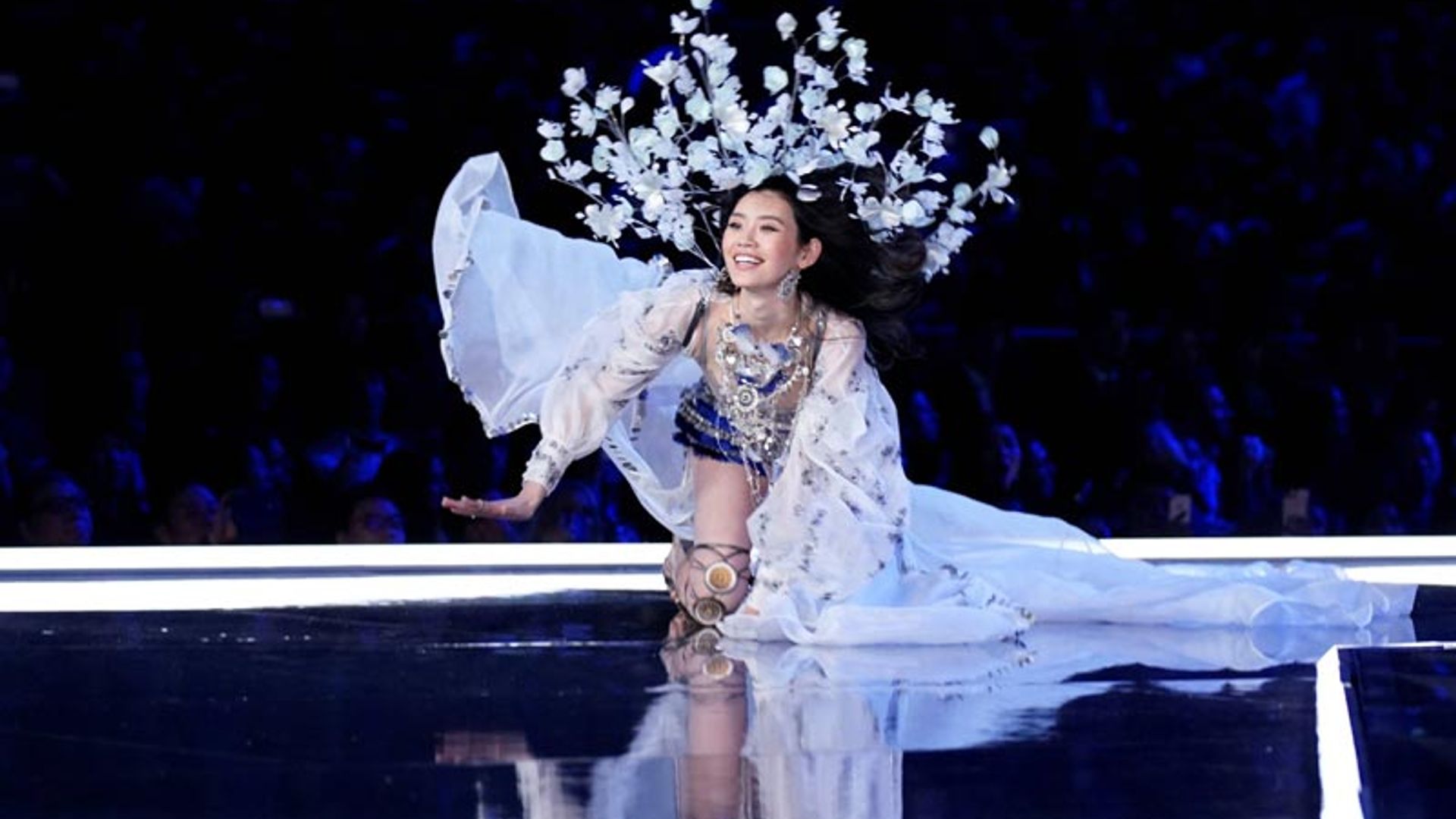 La polémica decisión de televisar la caída de Ming Xi en el desfile de Victoria's Secret