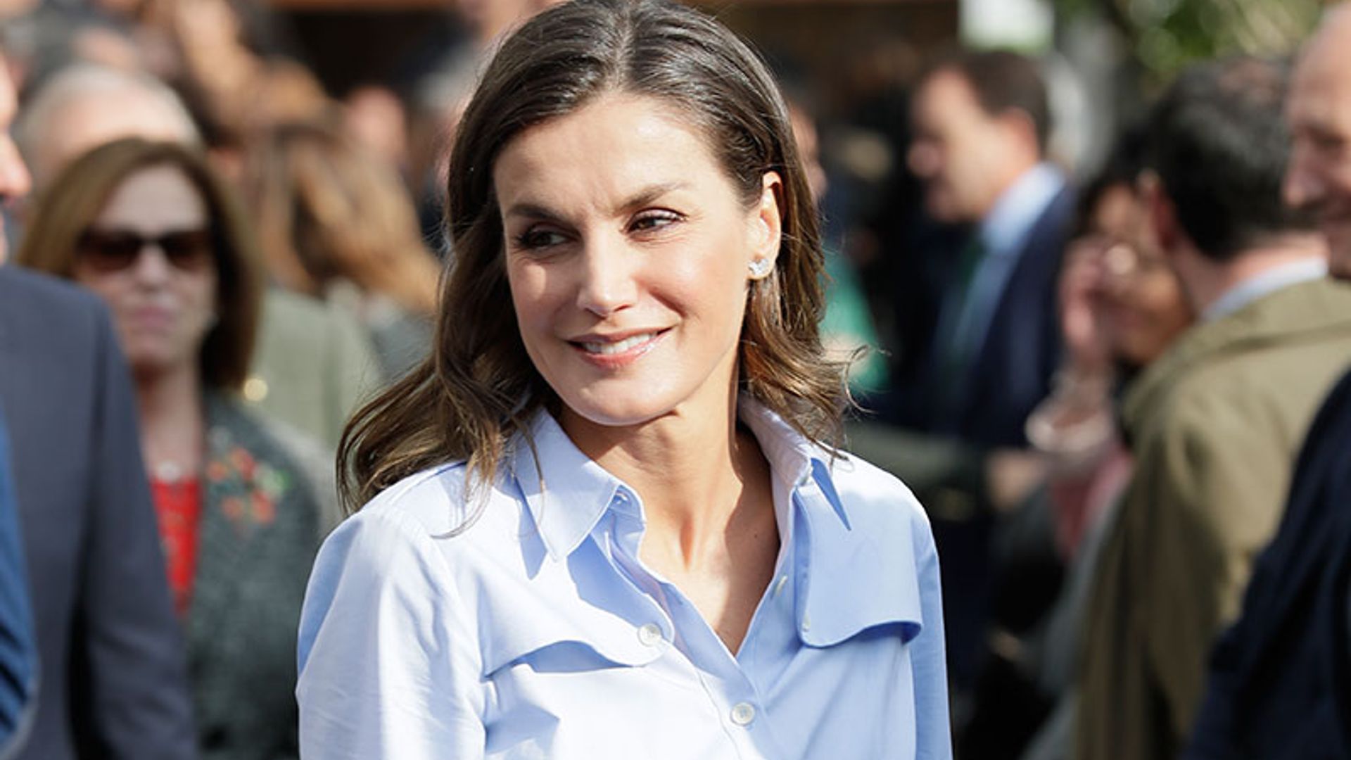 Camisa y zapato Oxford: doña Letizia convence con su look masculino