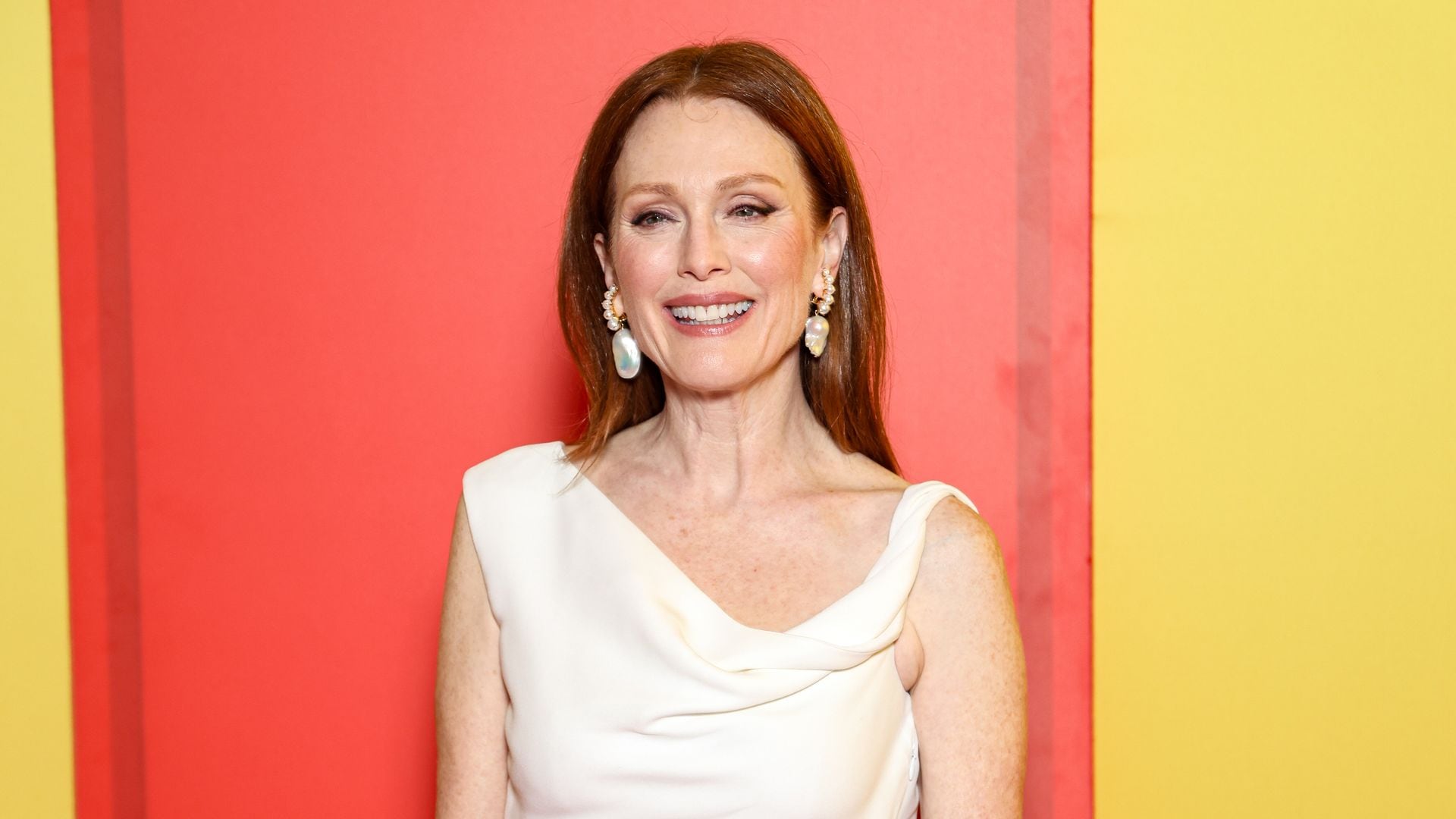 Uñas cortas, maquillaje discreto y pelo natural y elegante: el look navideño de Julianne Moore