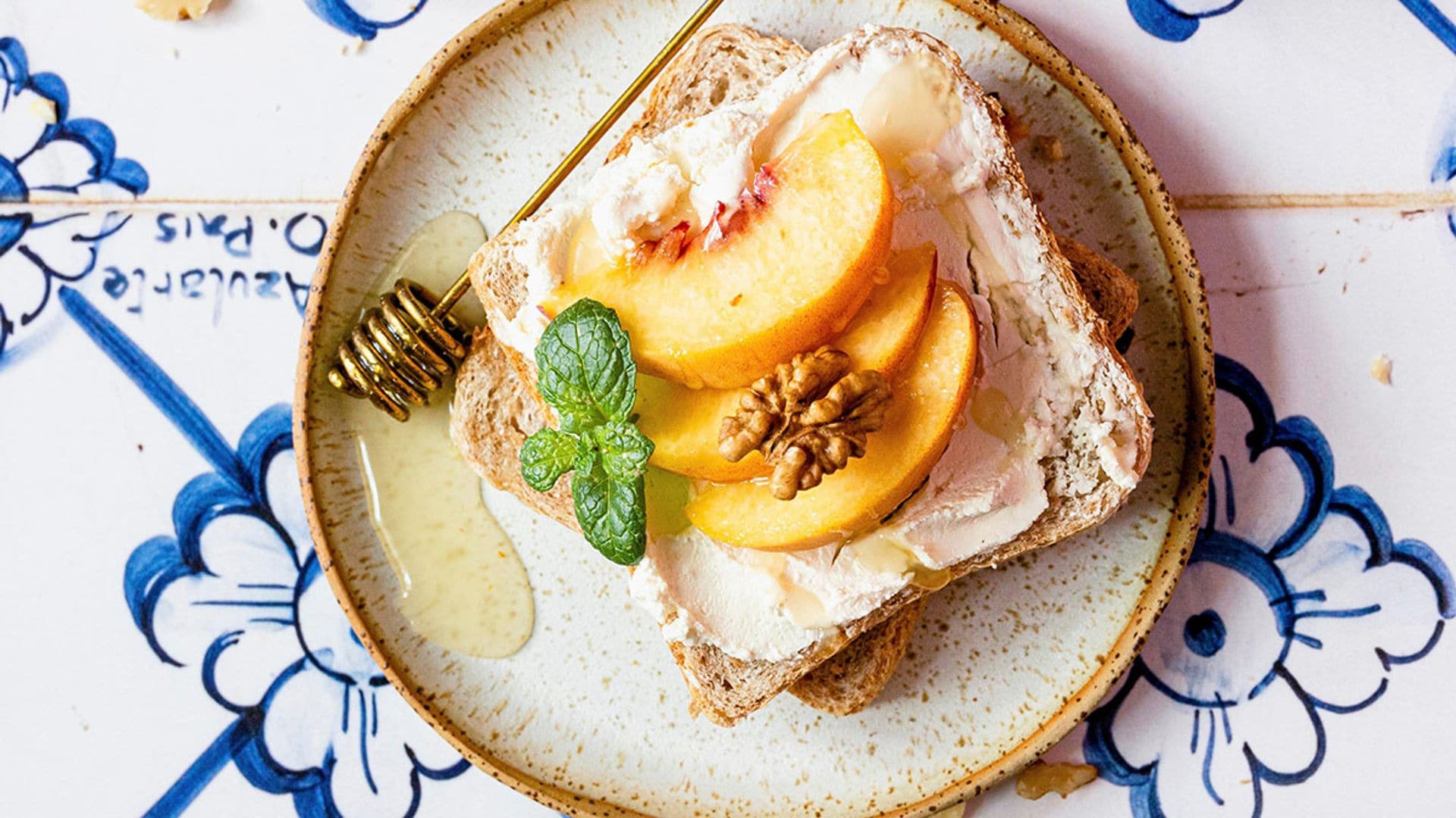 Tostadas con melocotón, queso crema, nueces y miel