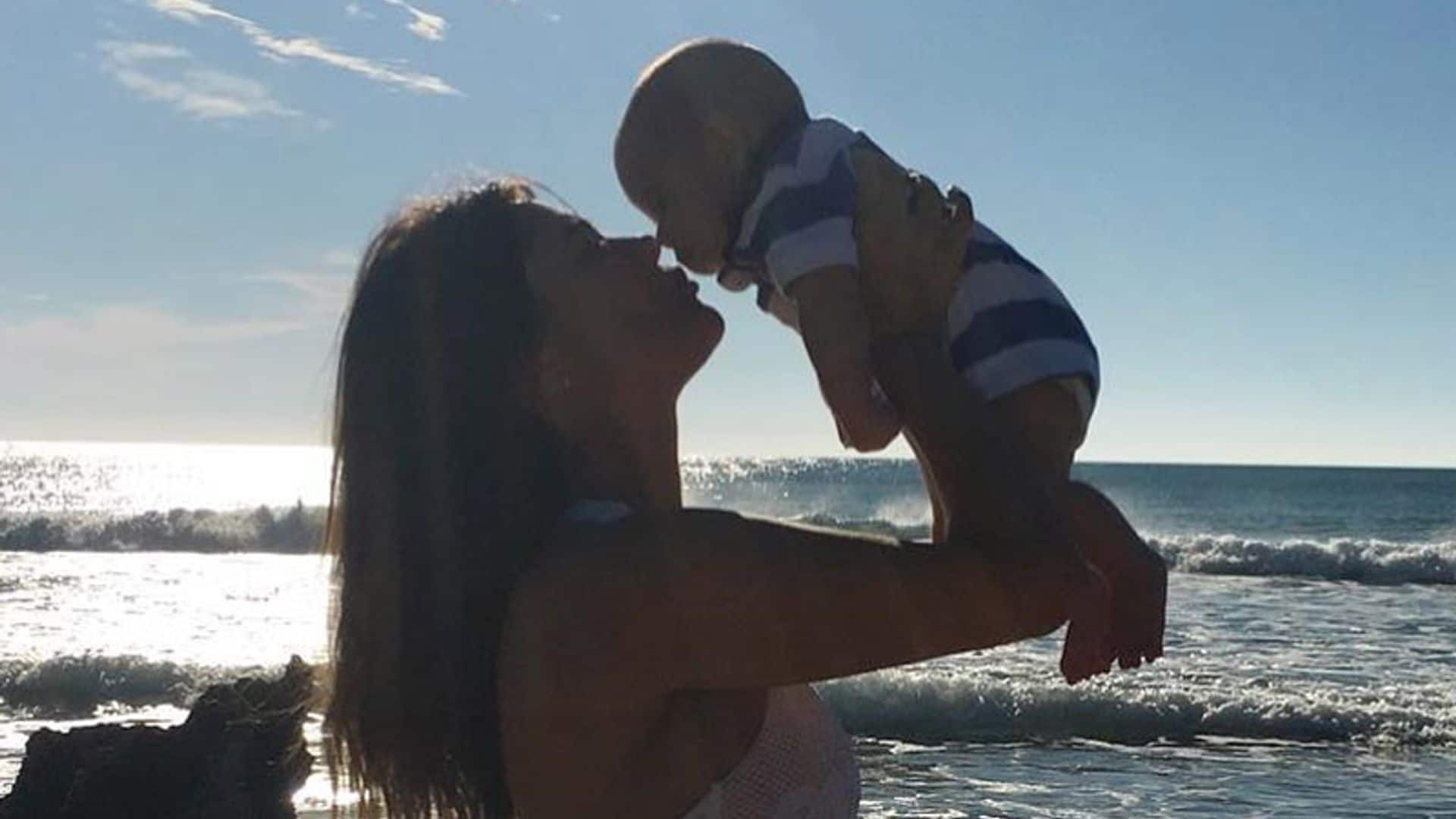 María José Suárez y el primer día de playa con su bebé