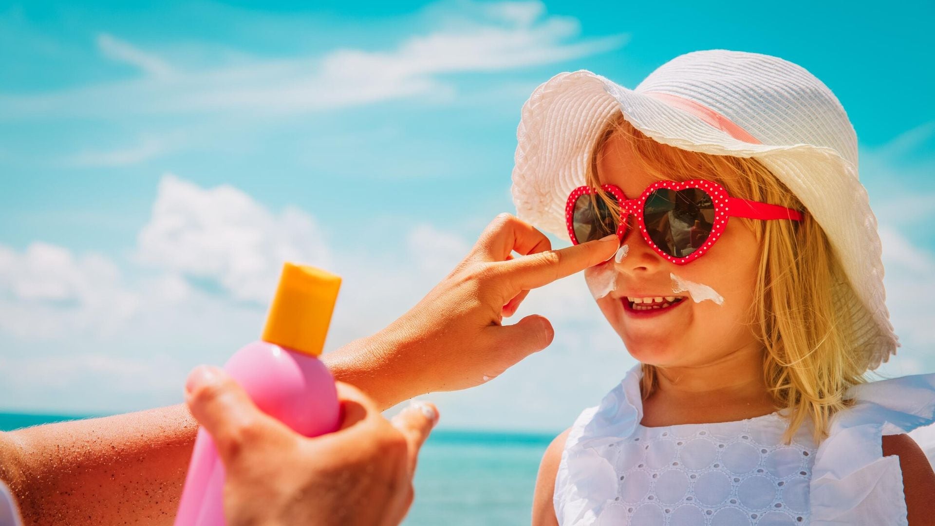 ¿Sabes qué protector solar es el más adecuado para tu hijo?