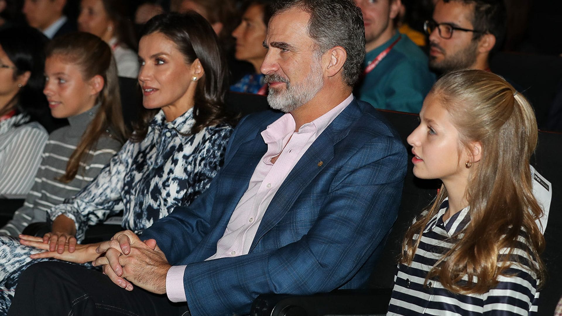 La princesa Leonor, junto a sus padres y su hermana, en un debate sobre talento para cerrar su visita a Cataluña