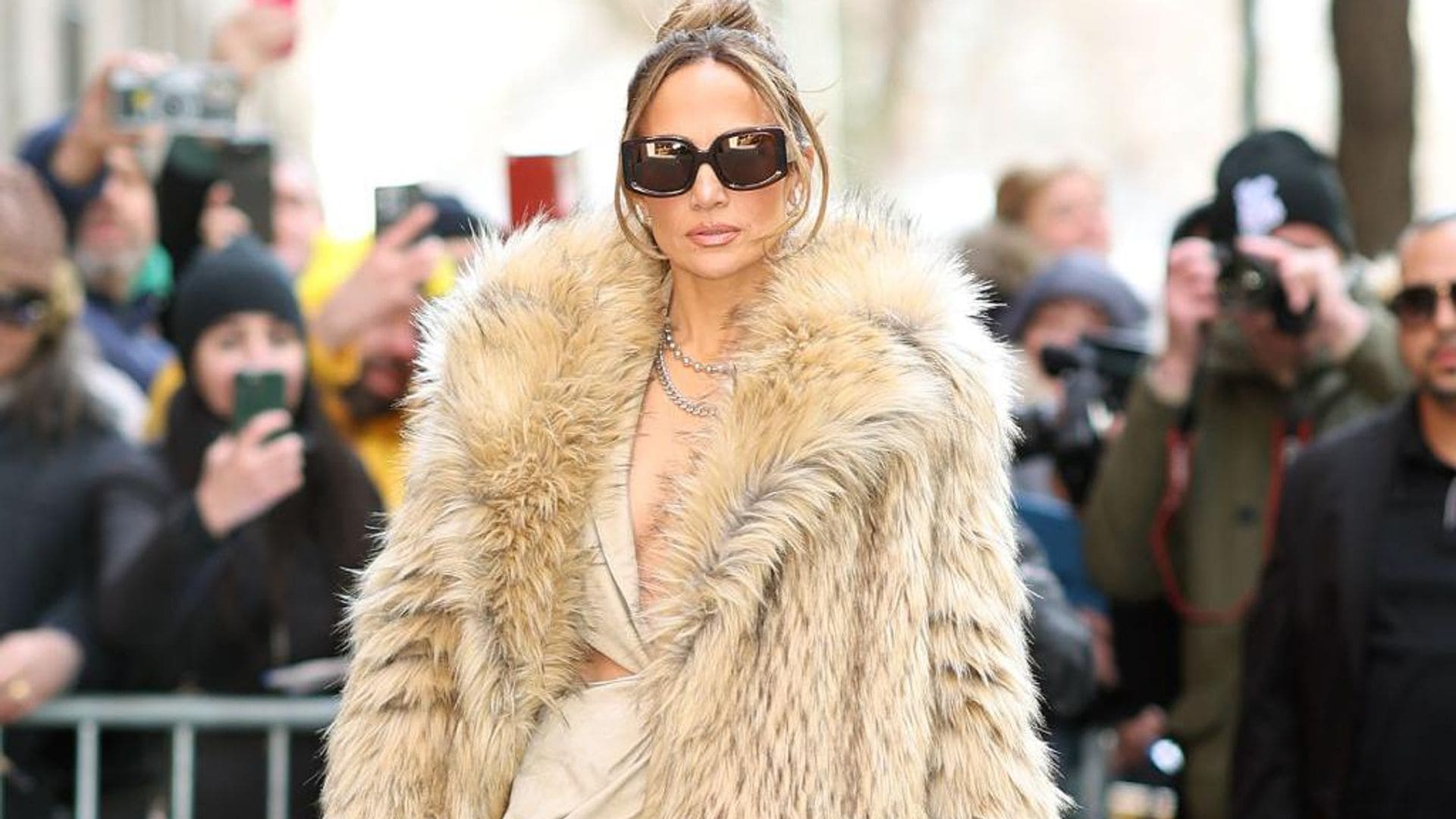 Jennifer Lopez luce 5 cambios de manicure en su película ‘This is me now: A Love Story’