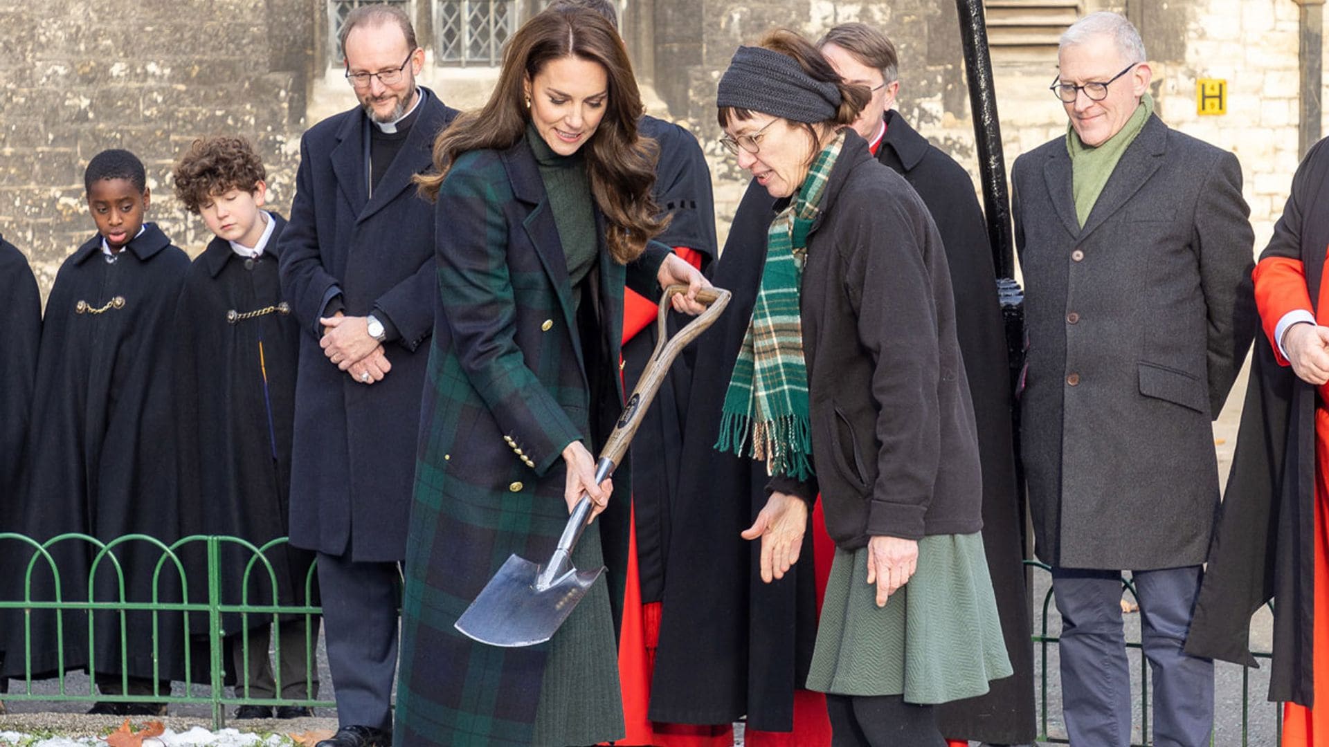 El abrigo tartán de Kate Middleton en un homenaje 'eco' a Isabel II