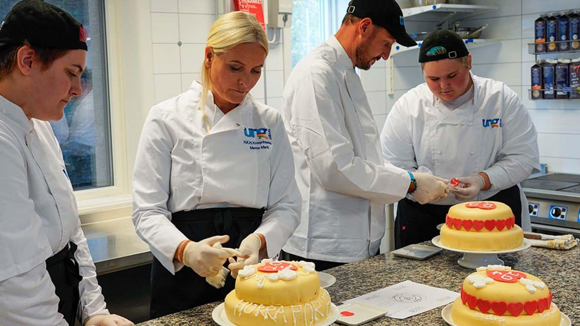 Haakon y Mette- Marit de Noruega celebran su 20º aniversario de boda con dos meses de retraso