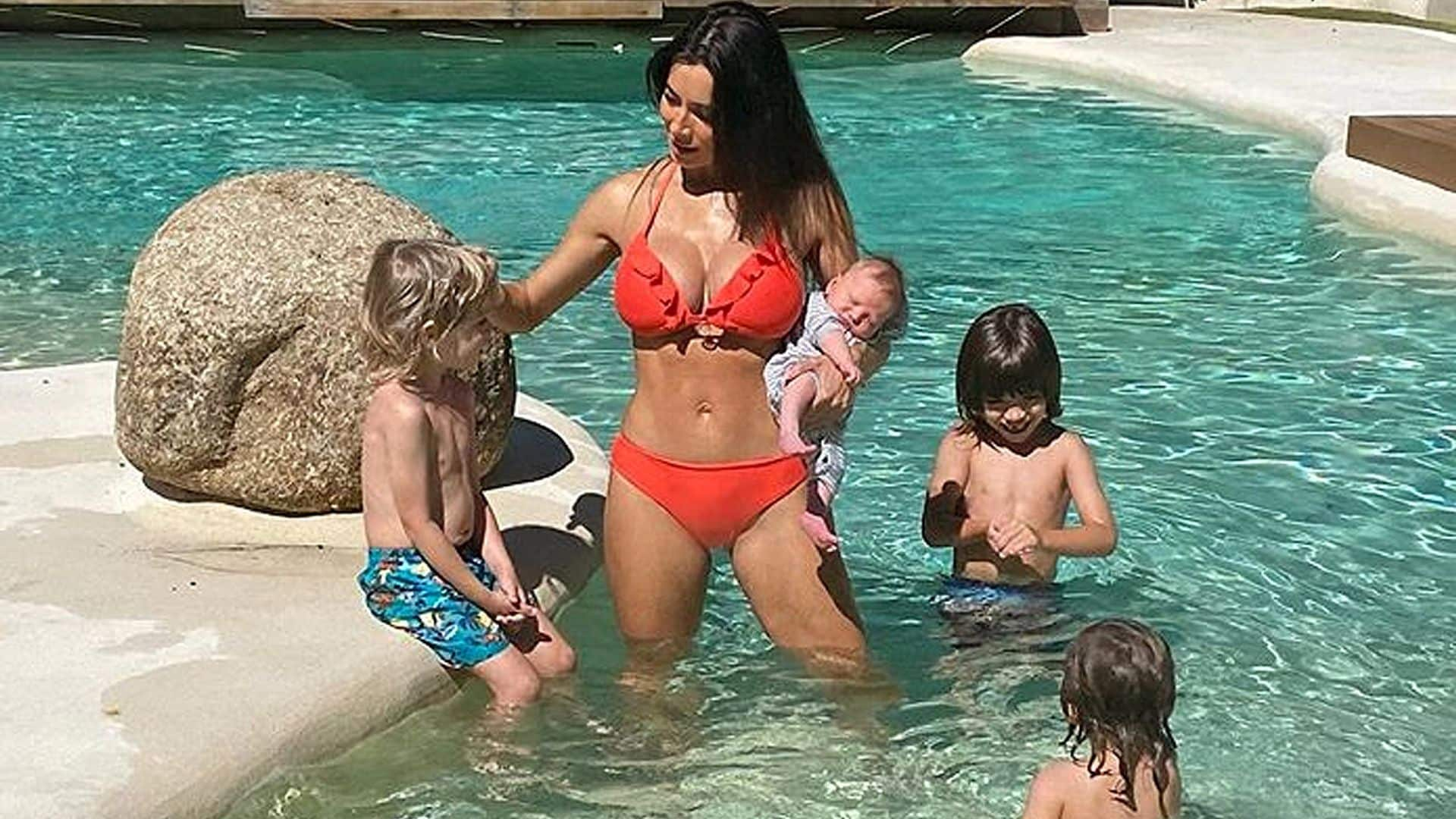 Pilar Rubio, espectacular tras dar a luz, en la piscina con sus 'cuatro fantásticos'