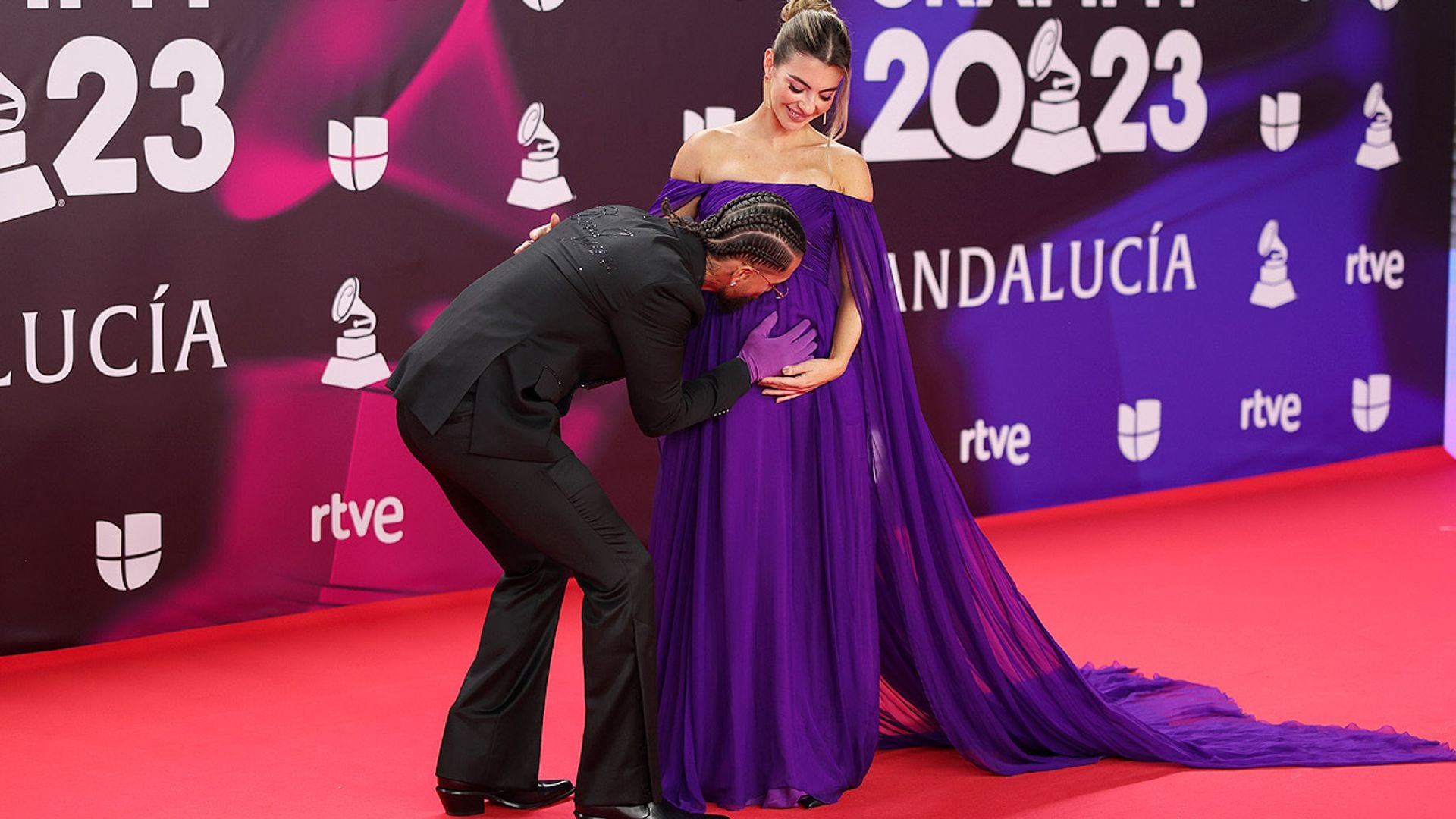 El momentazo de los Grammy Latinos con Maluma posando por primera vez con su novia embarazada