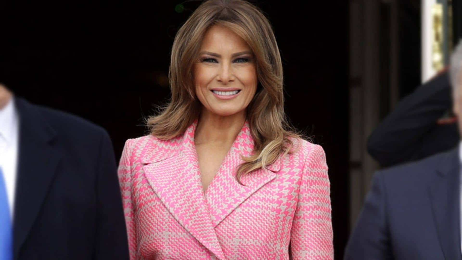 Melania Trump y su abrigo de cuadros rosa, crónica de un éxito anunciado