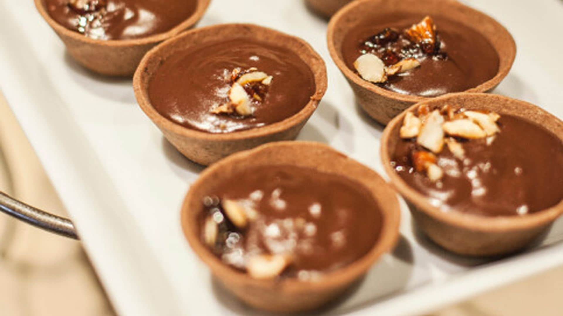 Tartaletas de natillas de chocolate especiadas y almendras