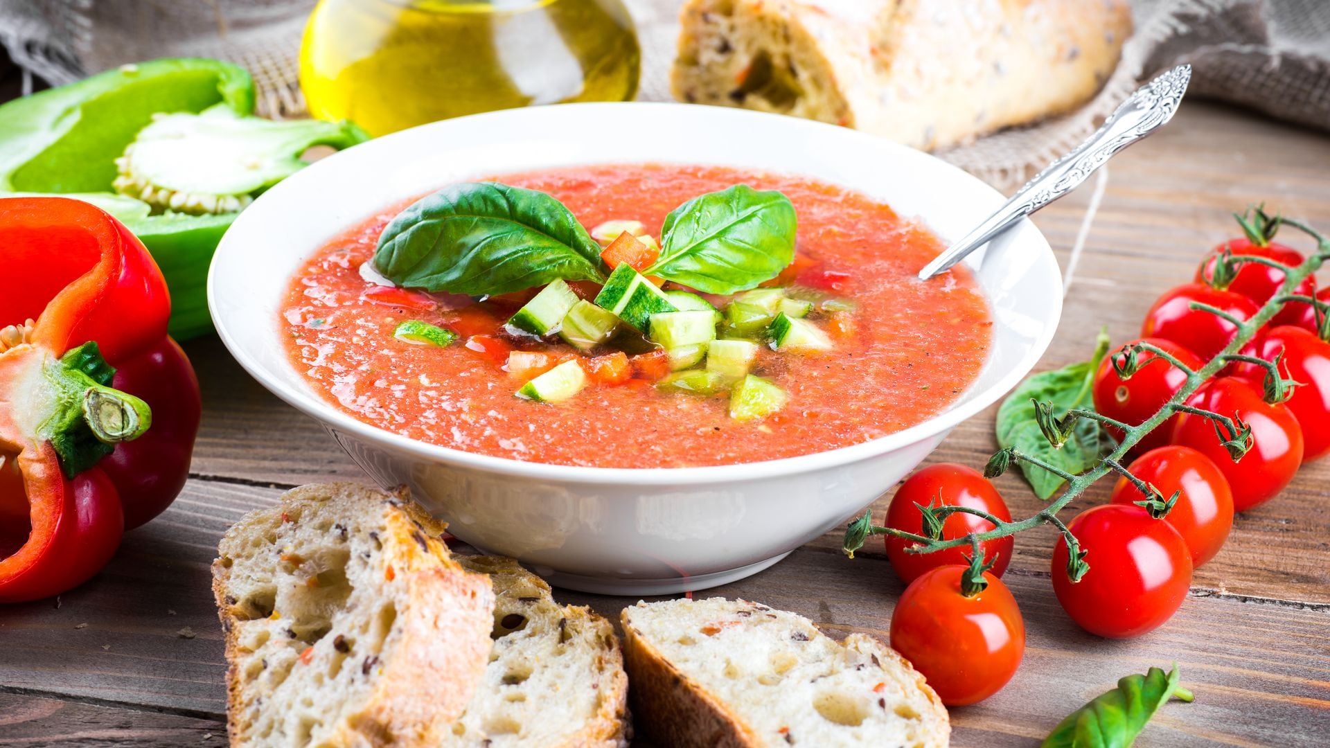 Gazpacho andaluz con trocitos de pepino, pimiento y tomate