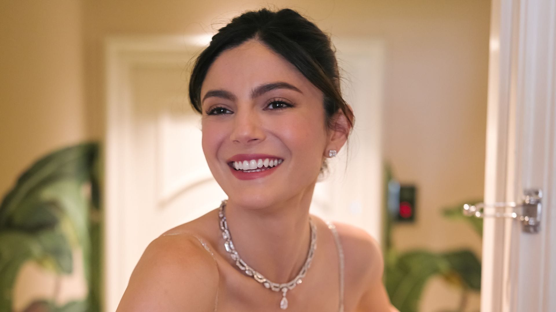 Monica Barbaro, la revelación del cine y la moda en los Oscar: un look a medida y Alta Joyería con cientos de diamantes