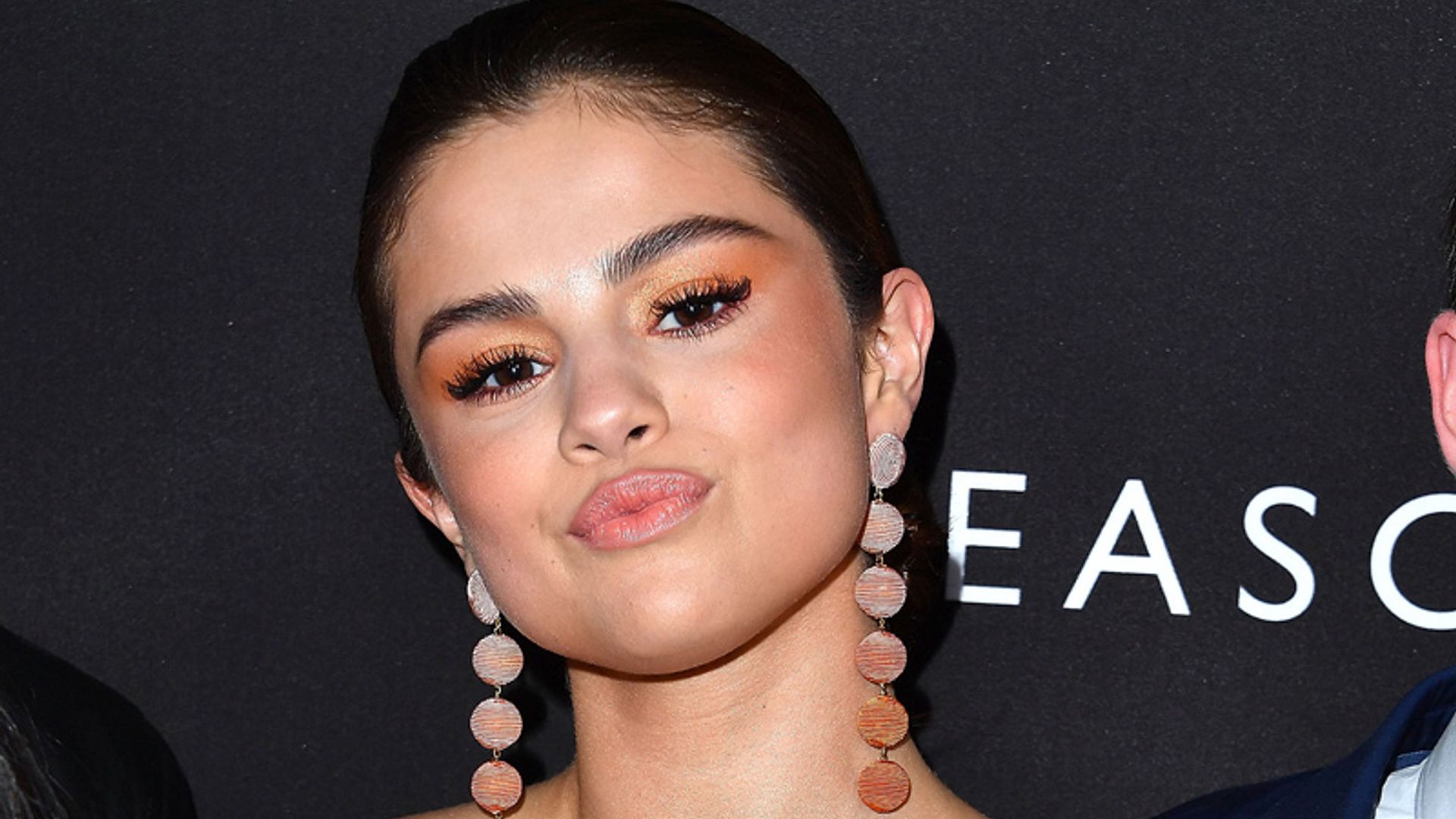 ¡A todo color! Tres maquillajes de ojos para decir adiós al verano inspirados en Selena Gomez